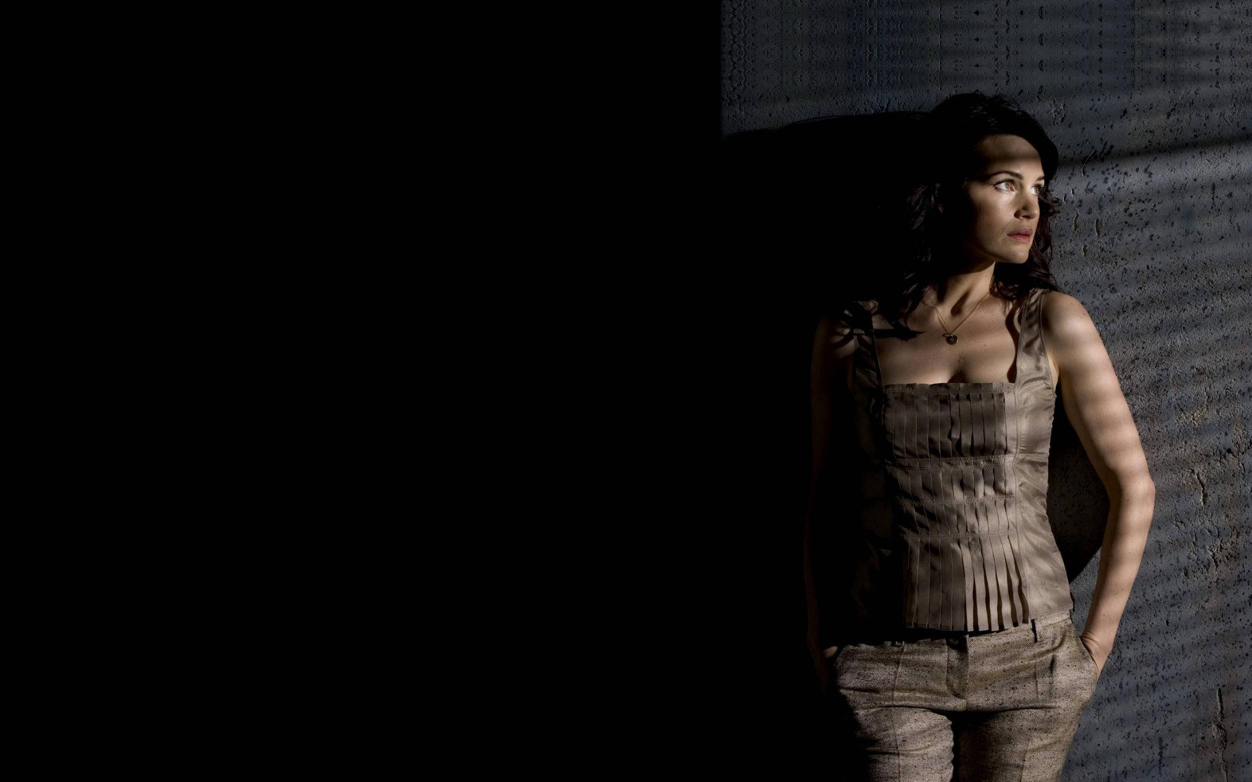 Carla Gugino, earth-toned clothing, dramatic side lighting, 2K Desktop Wallpaper