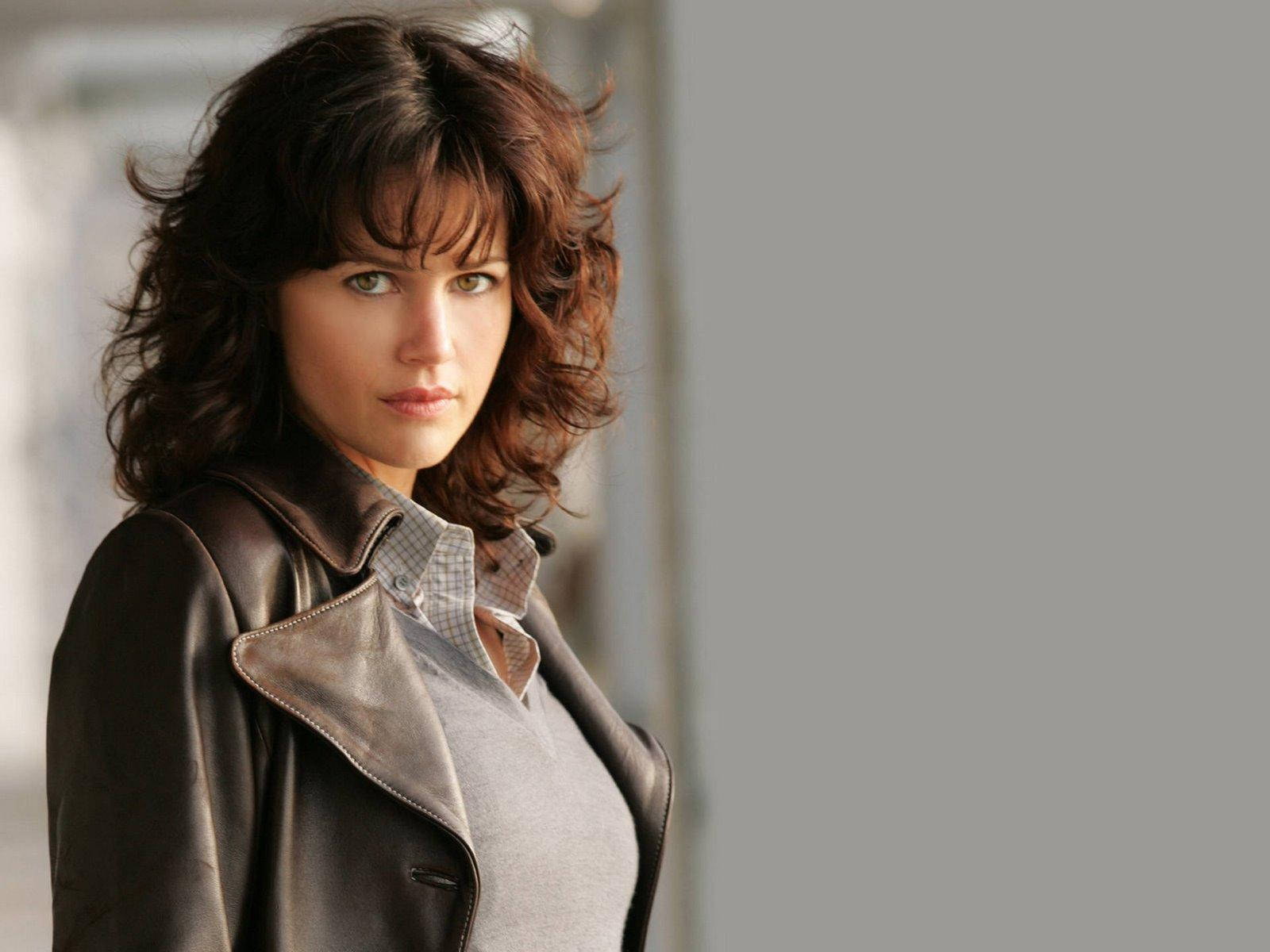 Carla Gugino, wavy brown hair, green eyes, HD Desktop Wallpaper