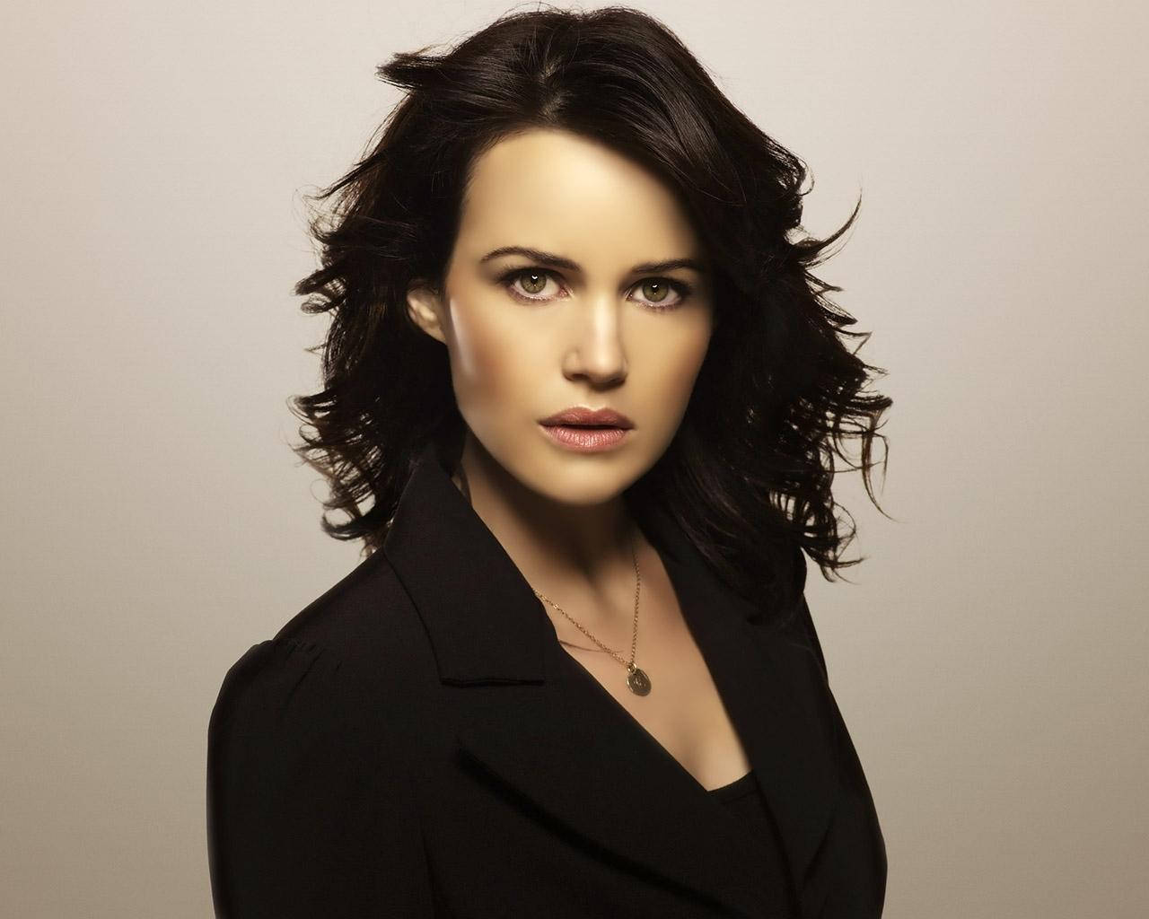 Carla Gugino, dark wavy hair, intense gaze, HD Desktop Wallpaper