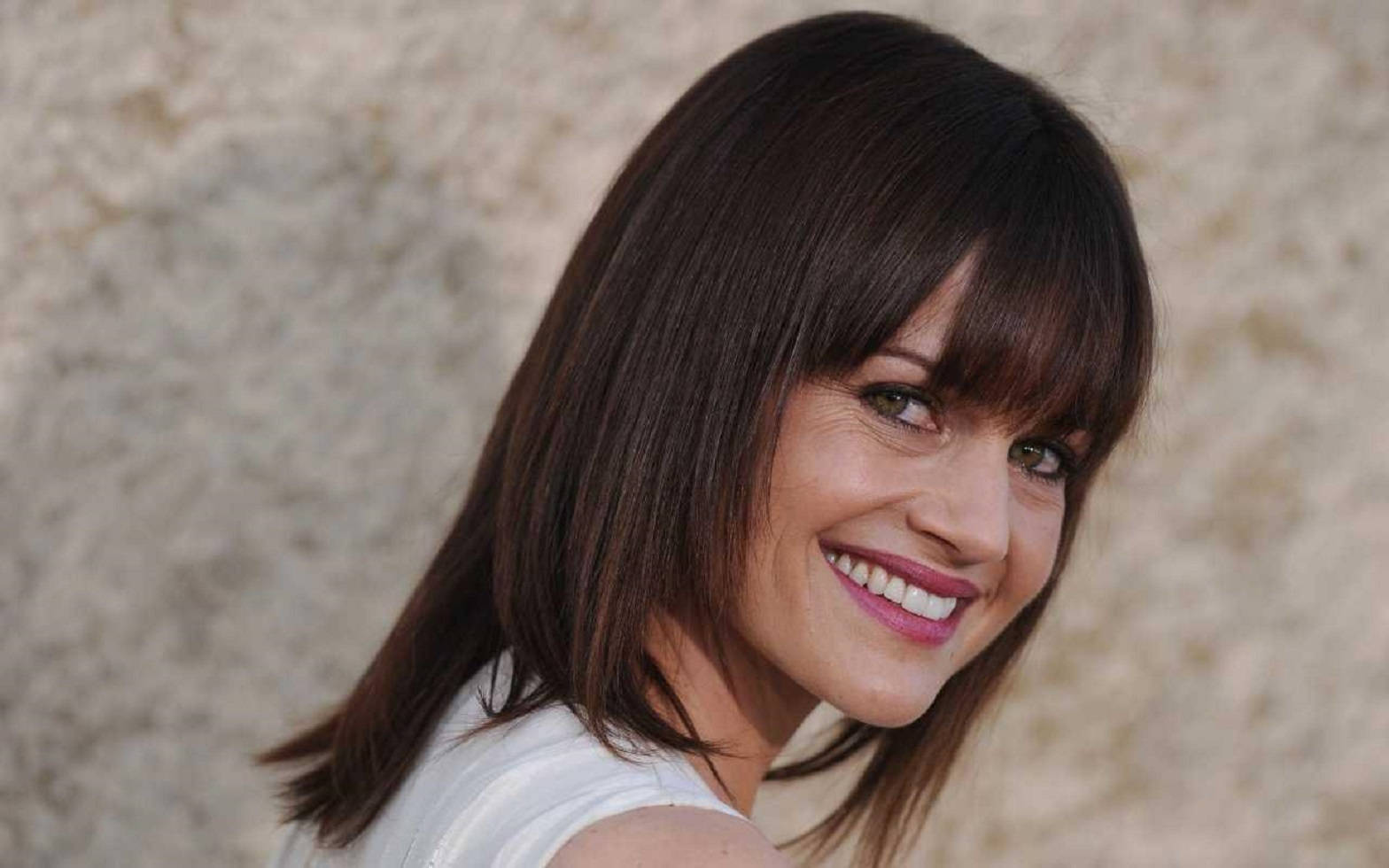 Carla Gugino, dark hair, bright smile, HD Desktop Wallpaper