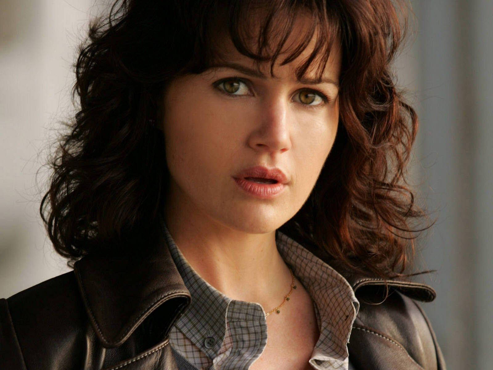 Carla Gugino, dark wavy hair, green eyes, HD Desktop Wallpaper