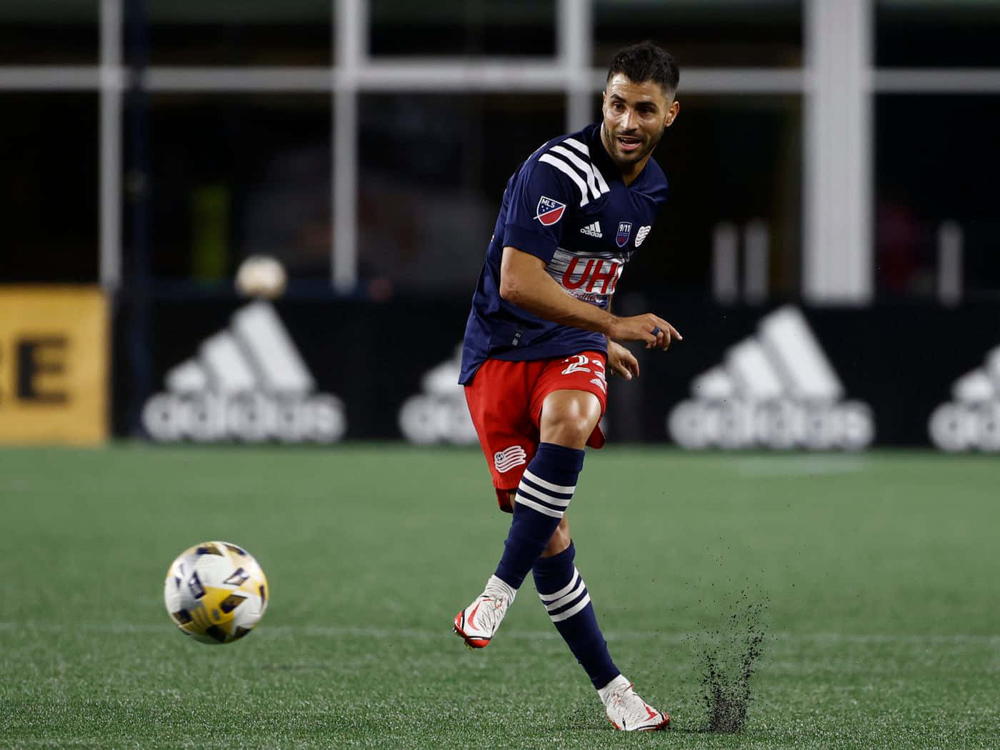 Carles Gil, navy blue and red uniform, green turf field, HD Desktop Wallpaper