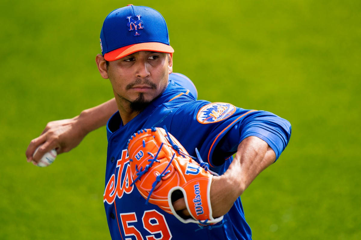 Carlos Carrasco, blue Mets uniform, vibrant green field, SD Desktop Wallpaper