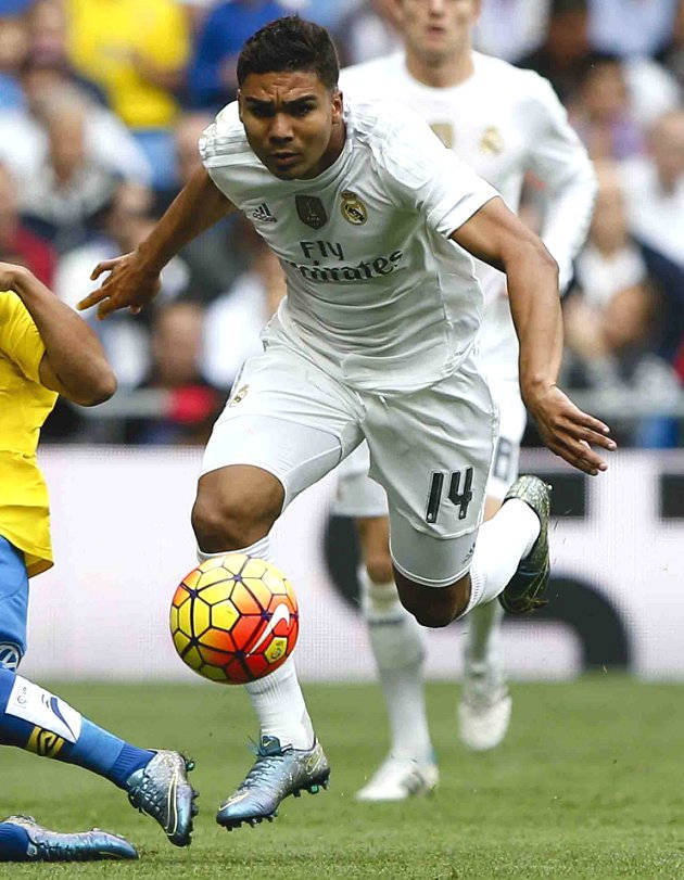 Carlos Casimiro, yellow red ball, white jersey, SD Phone Wallpaper