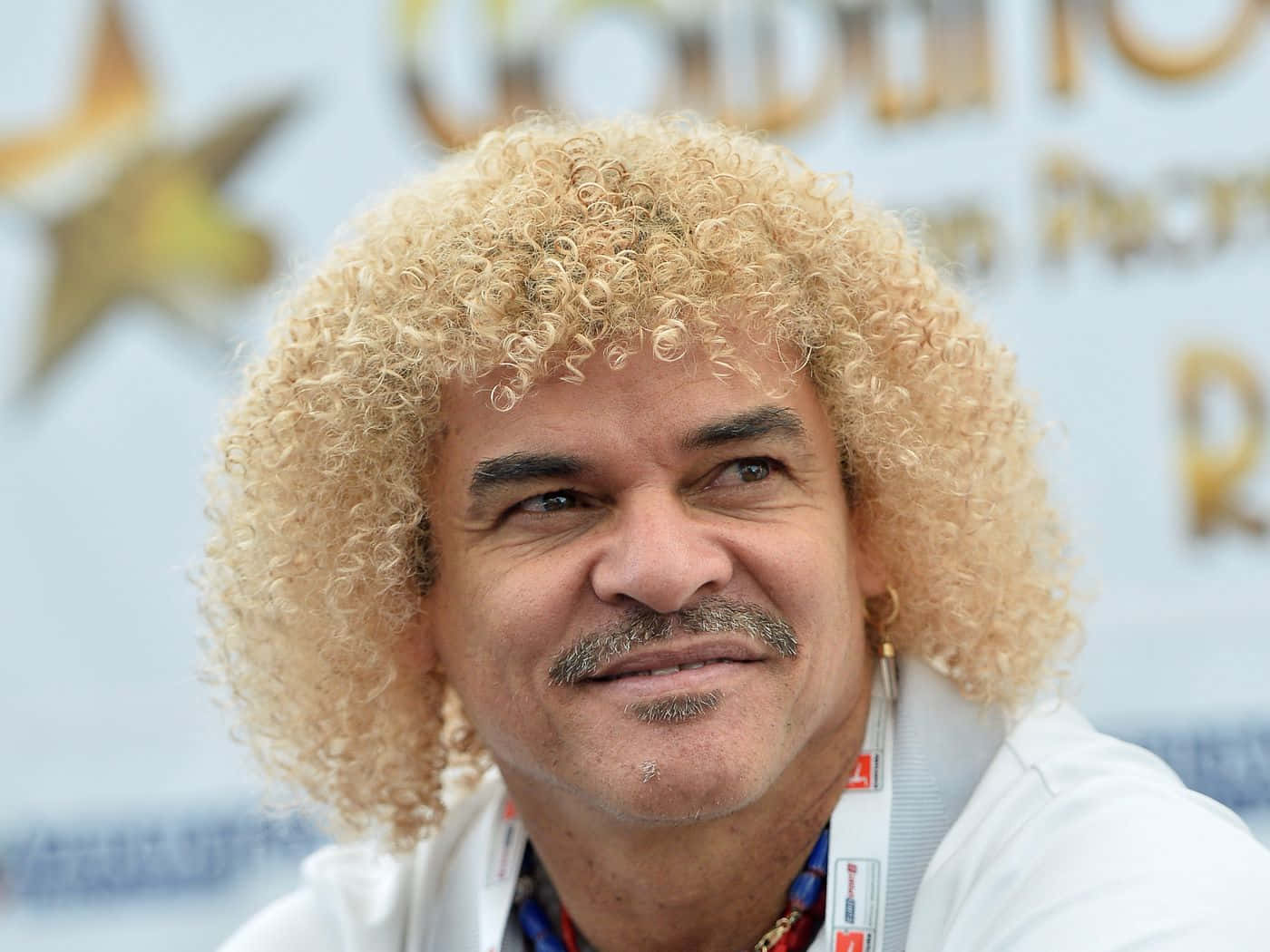 Carlos Valderrama, Conference, voluminous curly blonde wig, HD Desktop Wallpaper
