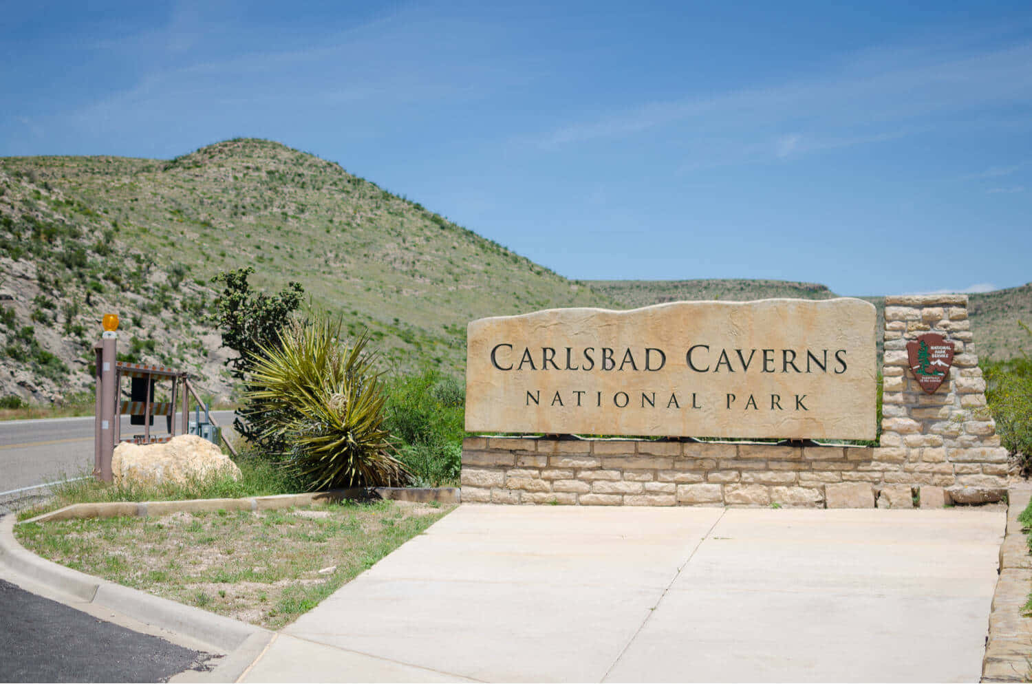 Carlsbad Caverns National Park, stone sign, roadside entrance, HD Desktop Wallpaper