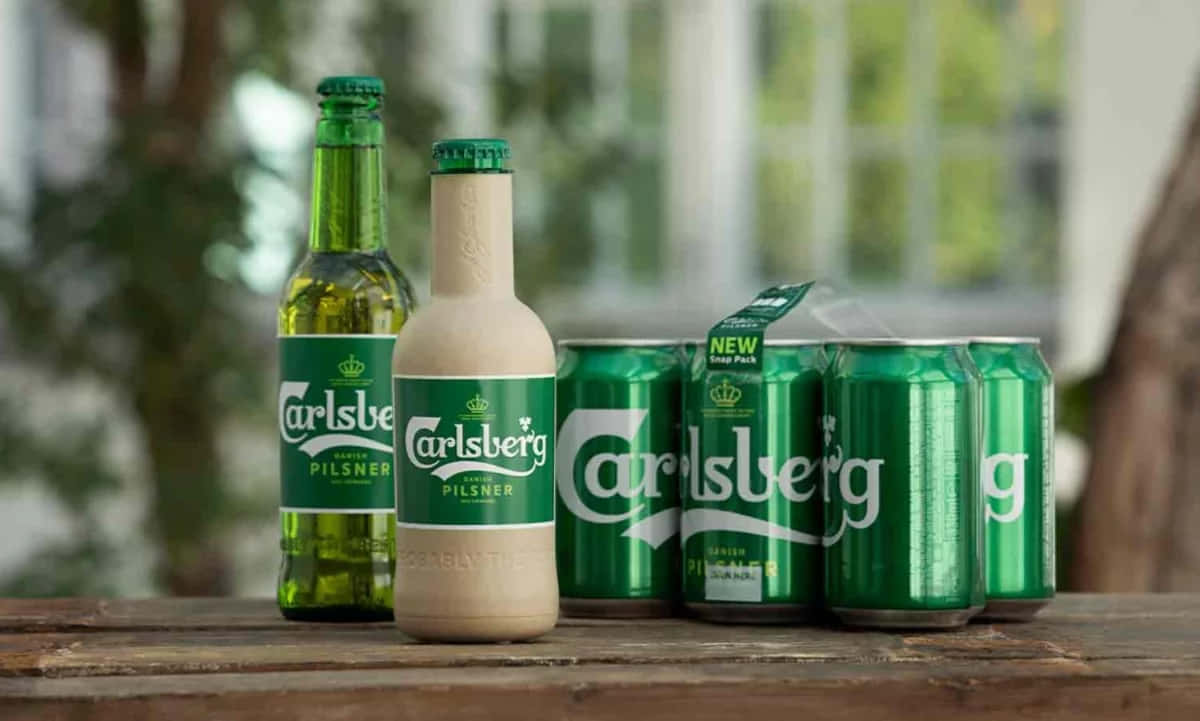 Carlsberg, green and white branding, bottles and cans, SD Desktop Wallpaper
