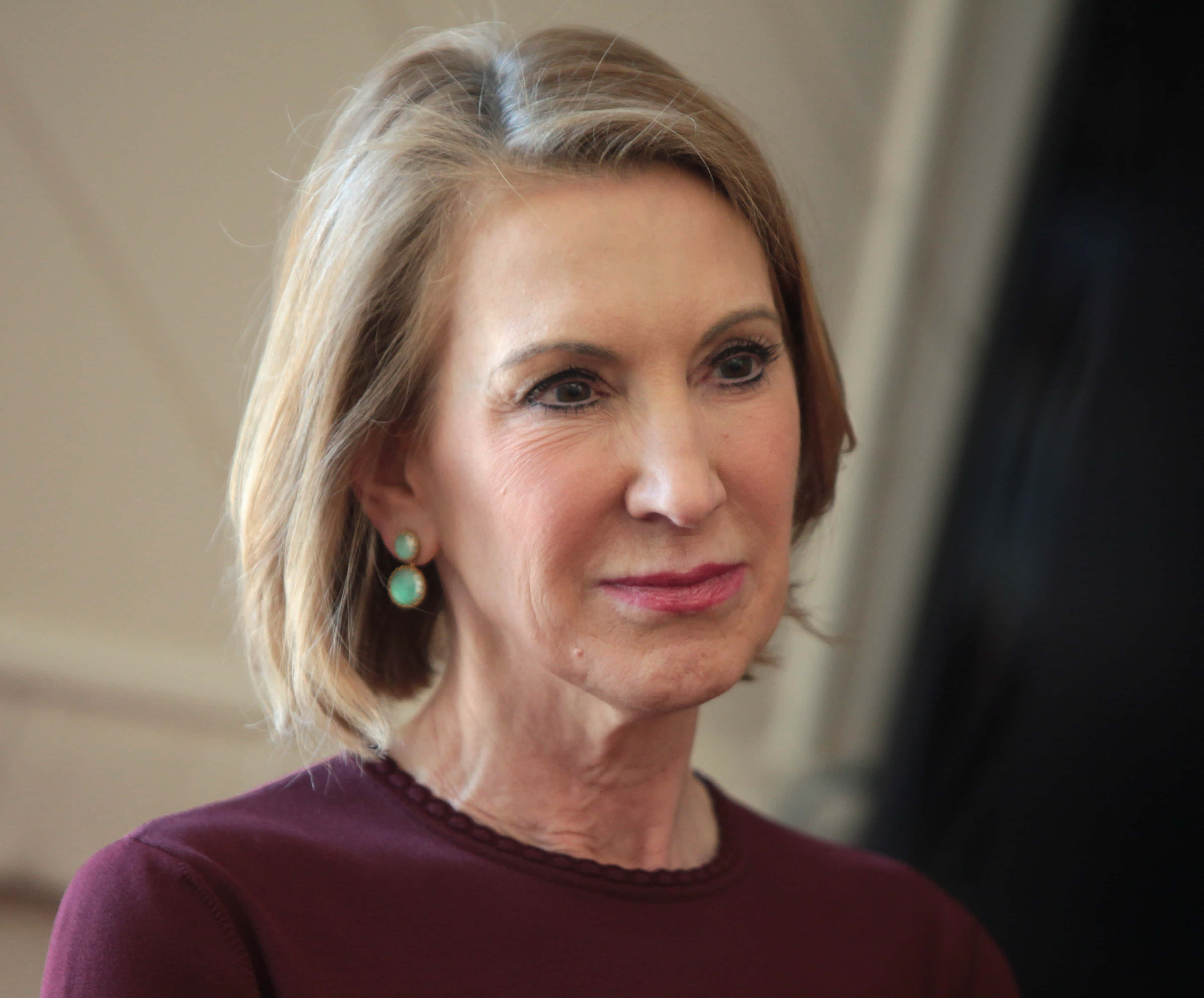 Carly Fiorina, green earrings, blonde hair, 2K Desktop Wallpaper