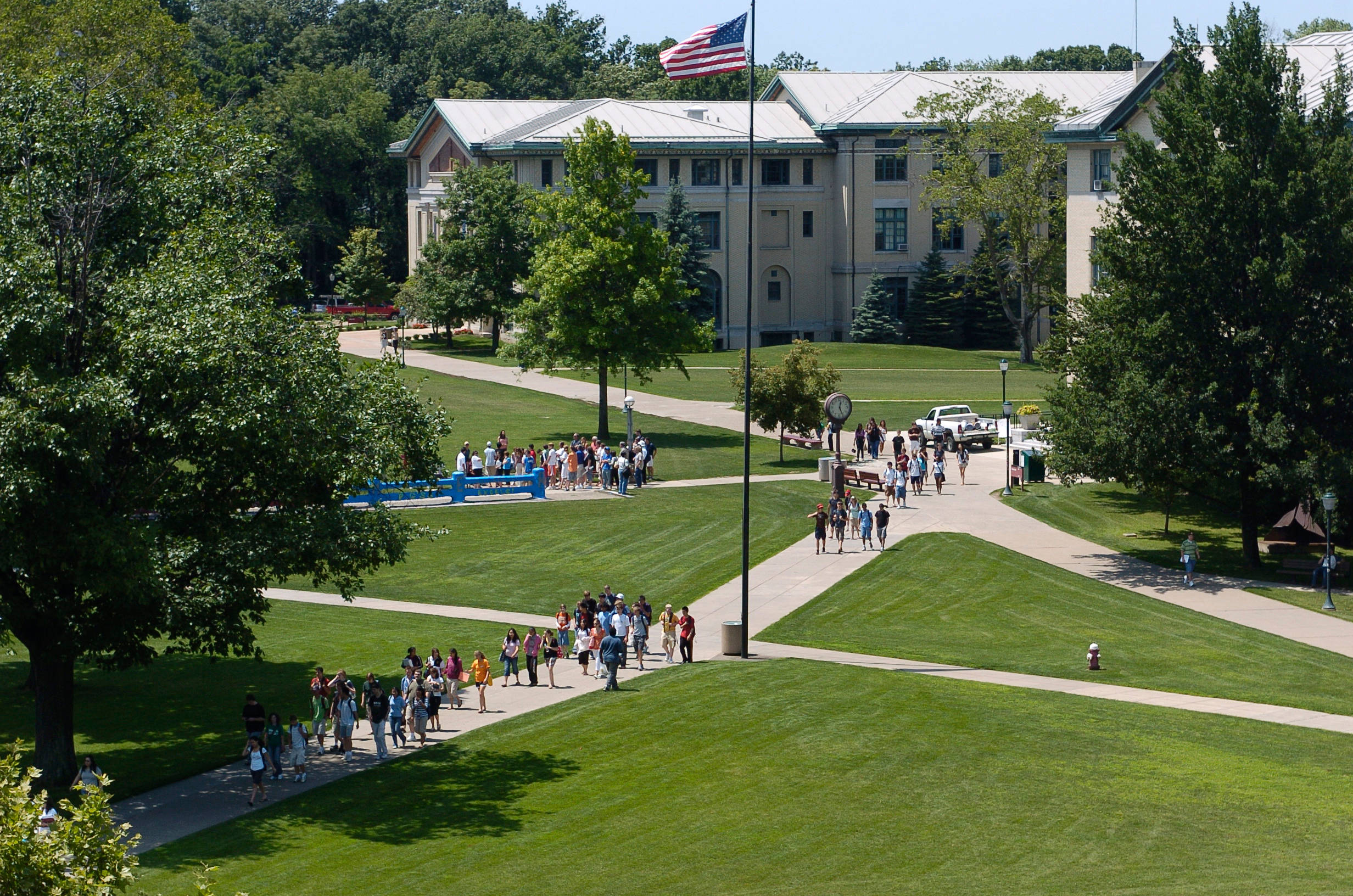 students, winding paths, lush green lawns, Full HD Desktop Wallpaper