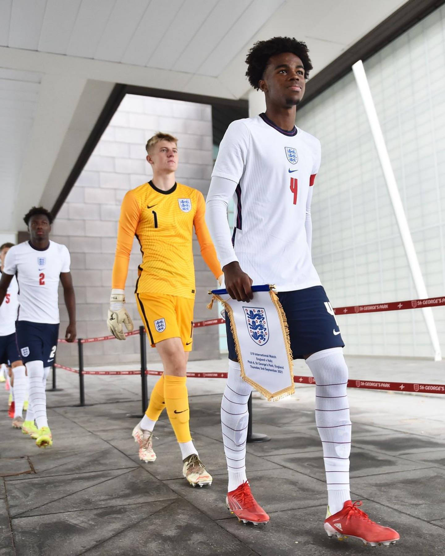 Carney Chukwuemeka, England football players, white and yellow kits, HD Phone Wallpaper