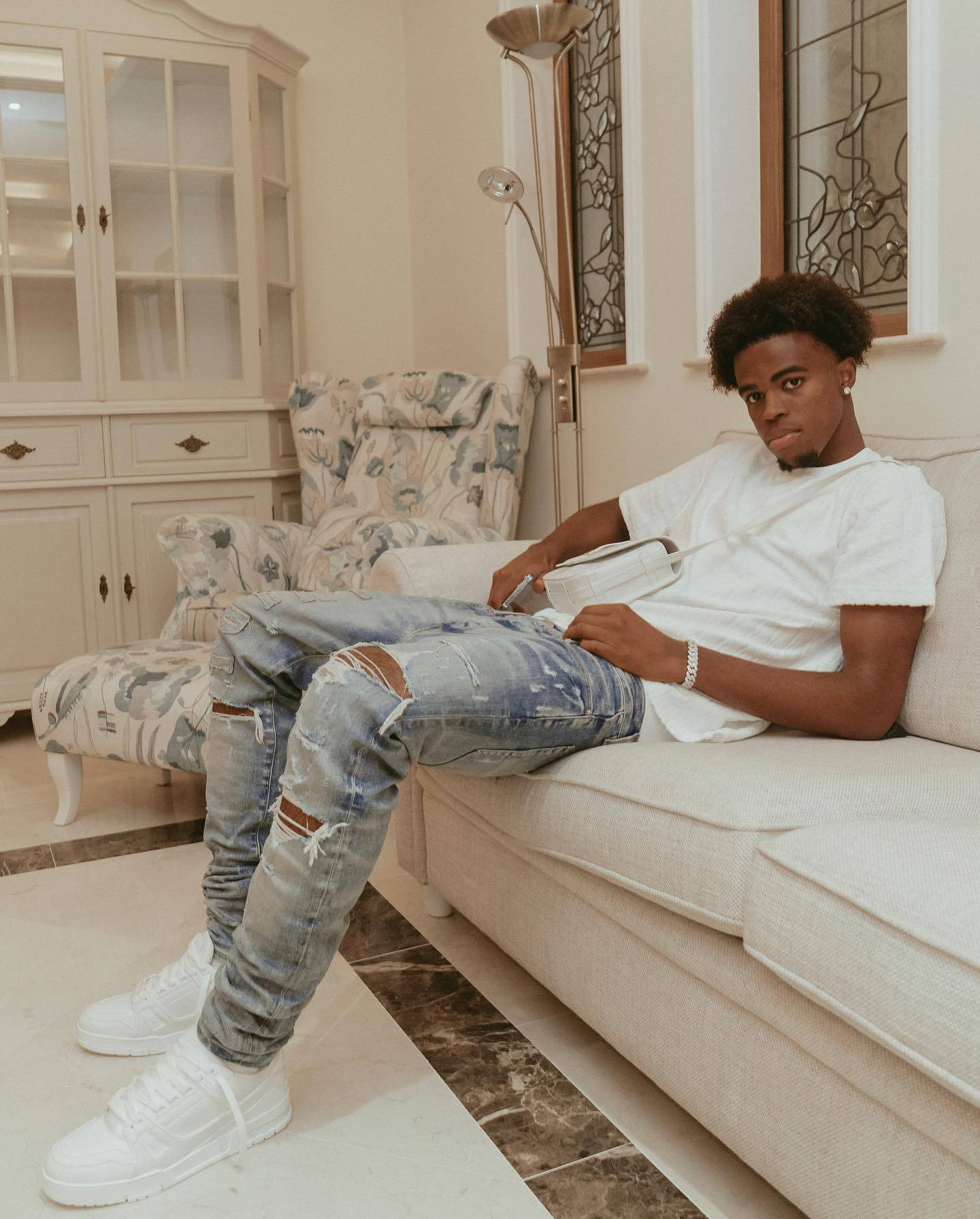 Carney Chukwuemeka, cream sofa, bright elegant living room, HD Phone Wallpaper