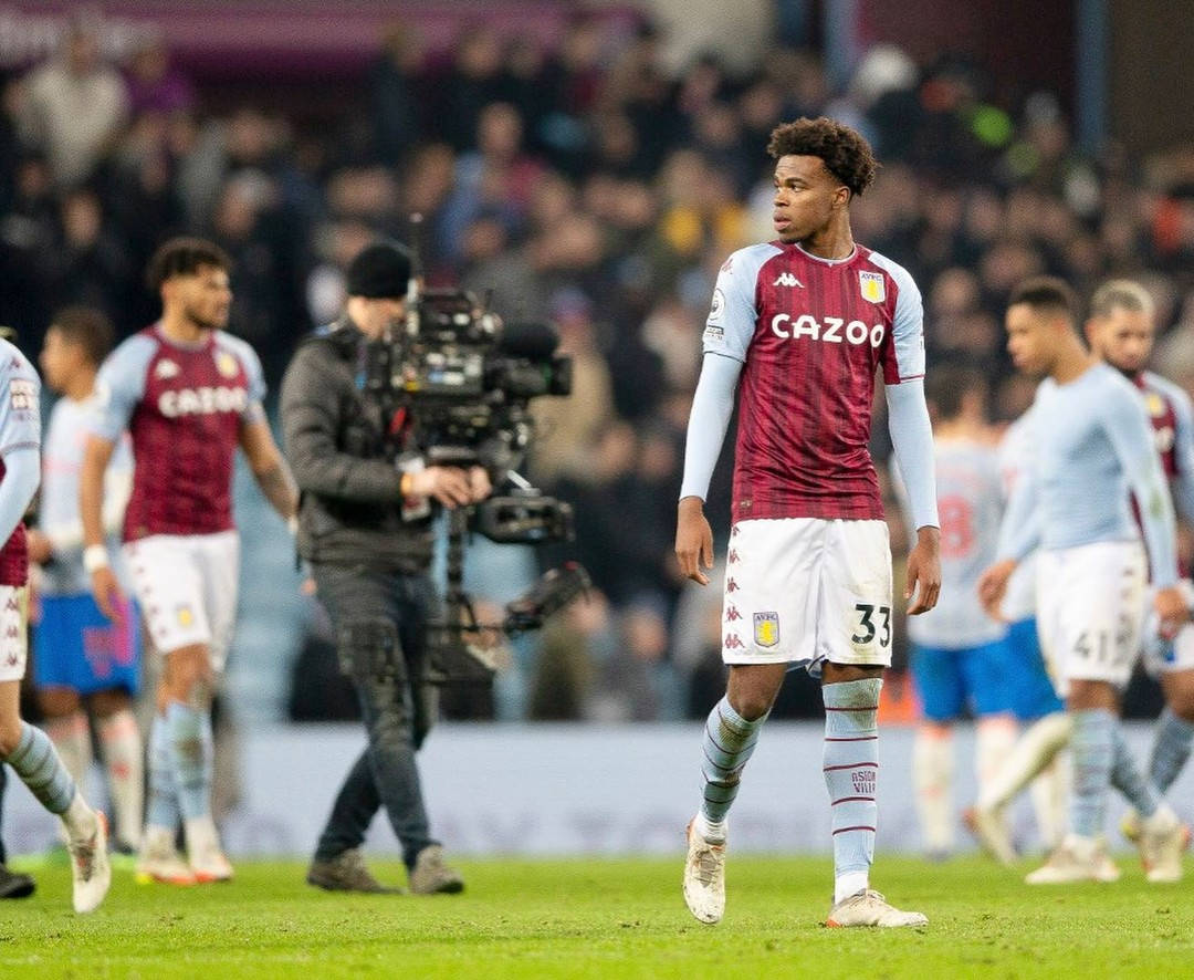 Carney Chukwuemeka, maroon and light blue kit, green pitch, SD Desktop Wallpaper