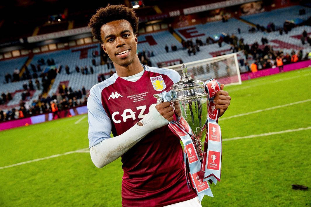 Carney Chukwuemeka, red and blue kit, gleaming silver trophy, SD Desktop Wallpaper