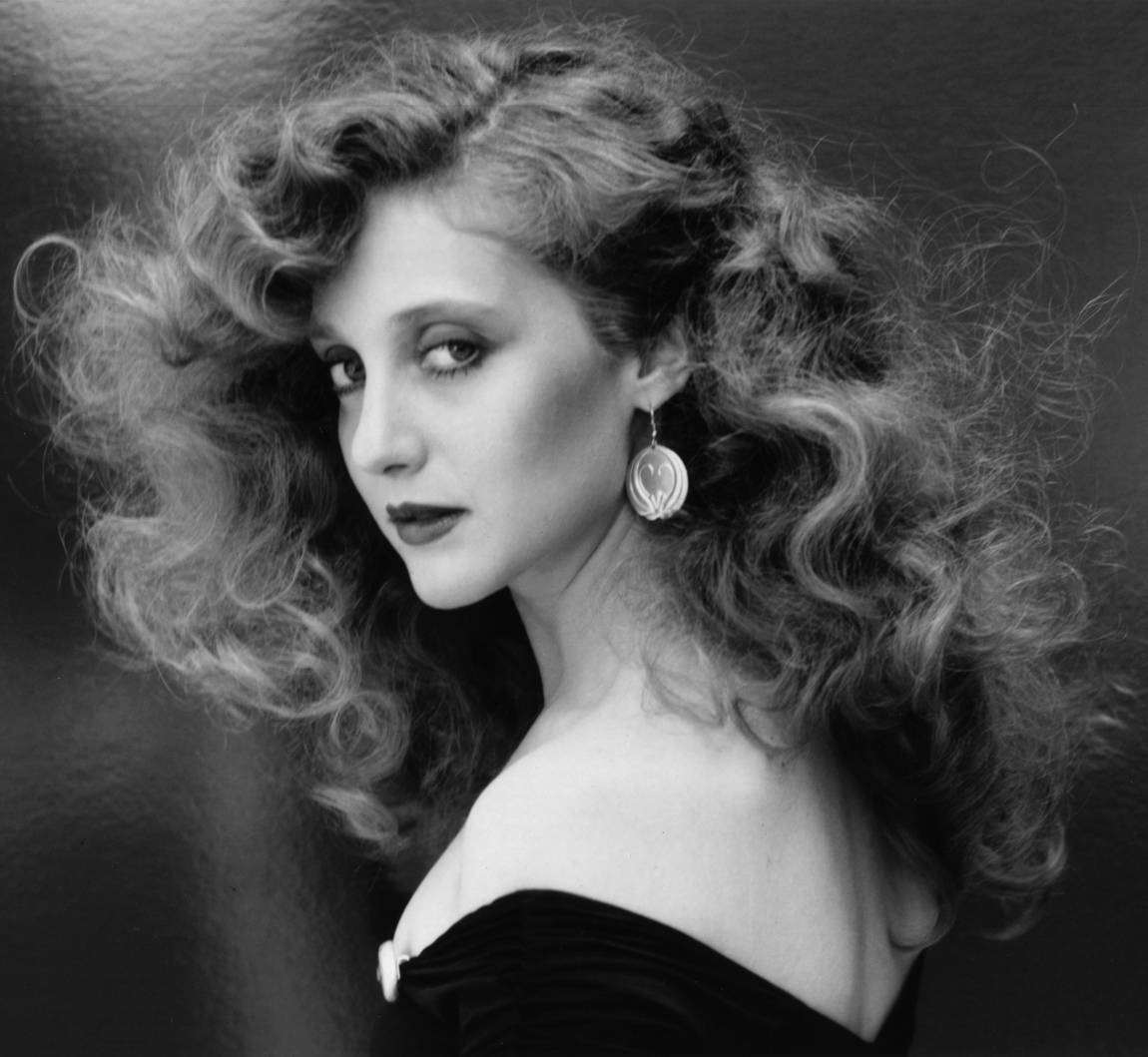 Carol Kane, black and white portrait, voluminous curly hair, SD Desktop Wallpaper