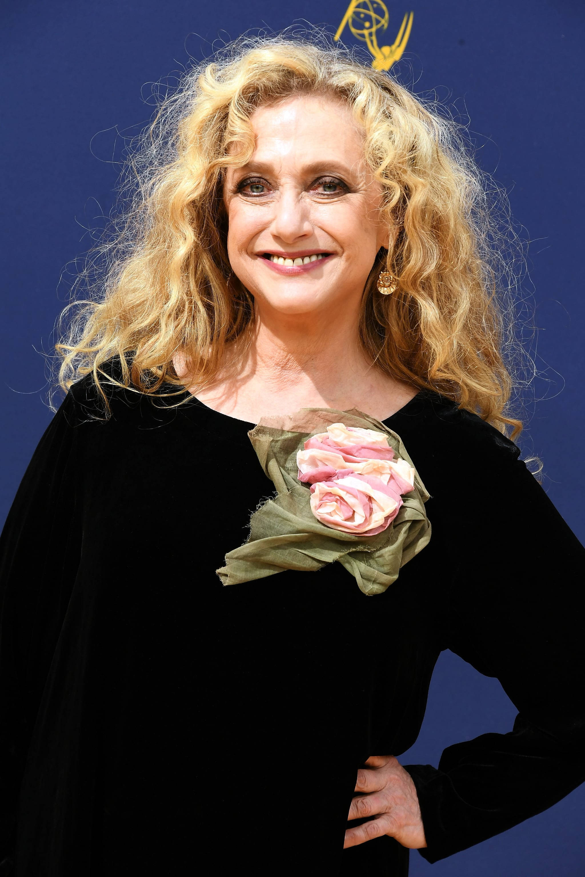 Carol Kane, black velvet dress, pink rose boutonniere, 2K Phone Wallpaper