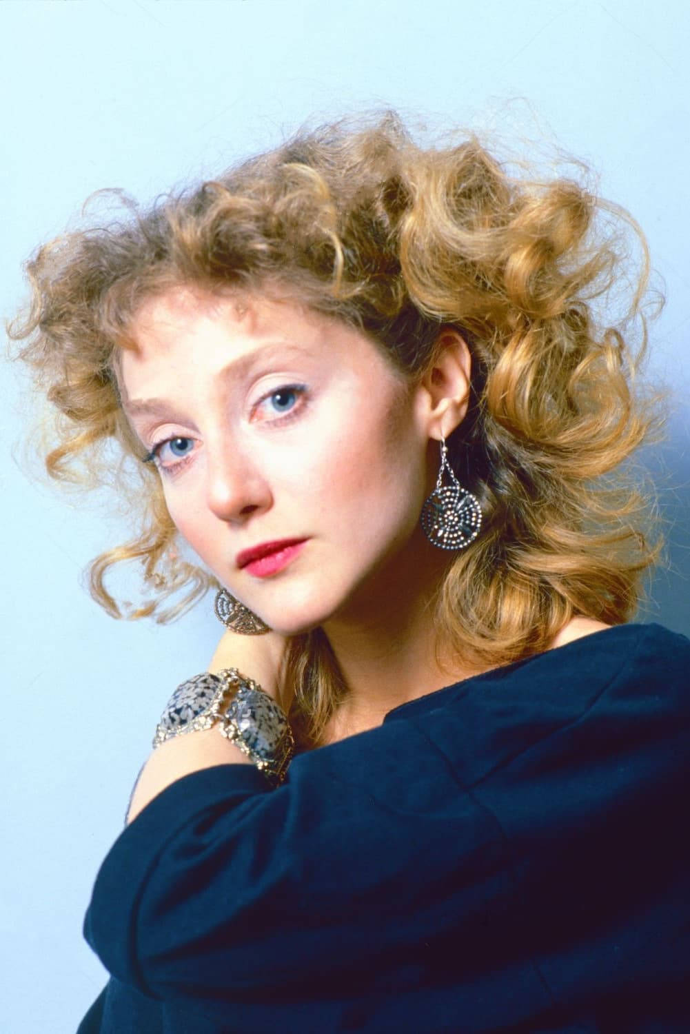 Carol Kane, voluminous curly blonde hair, bold red lips, HD Phone Wallpaper