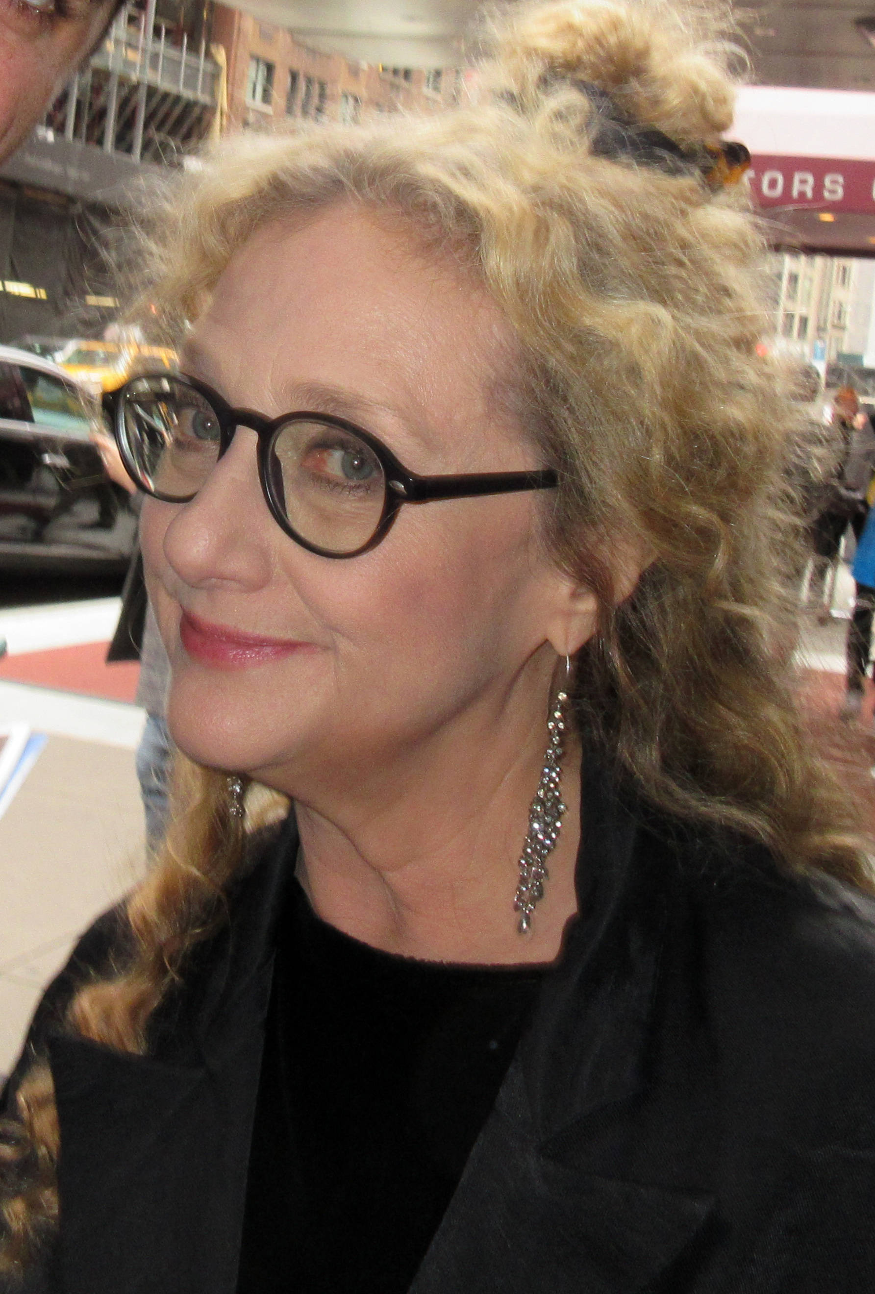Carol Kane, black-rimmed glasses, dangling earrings, 2K Phone Wallpaper