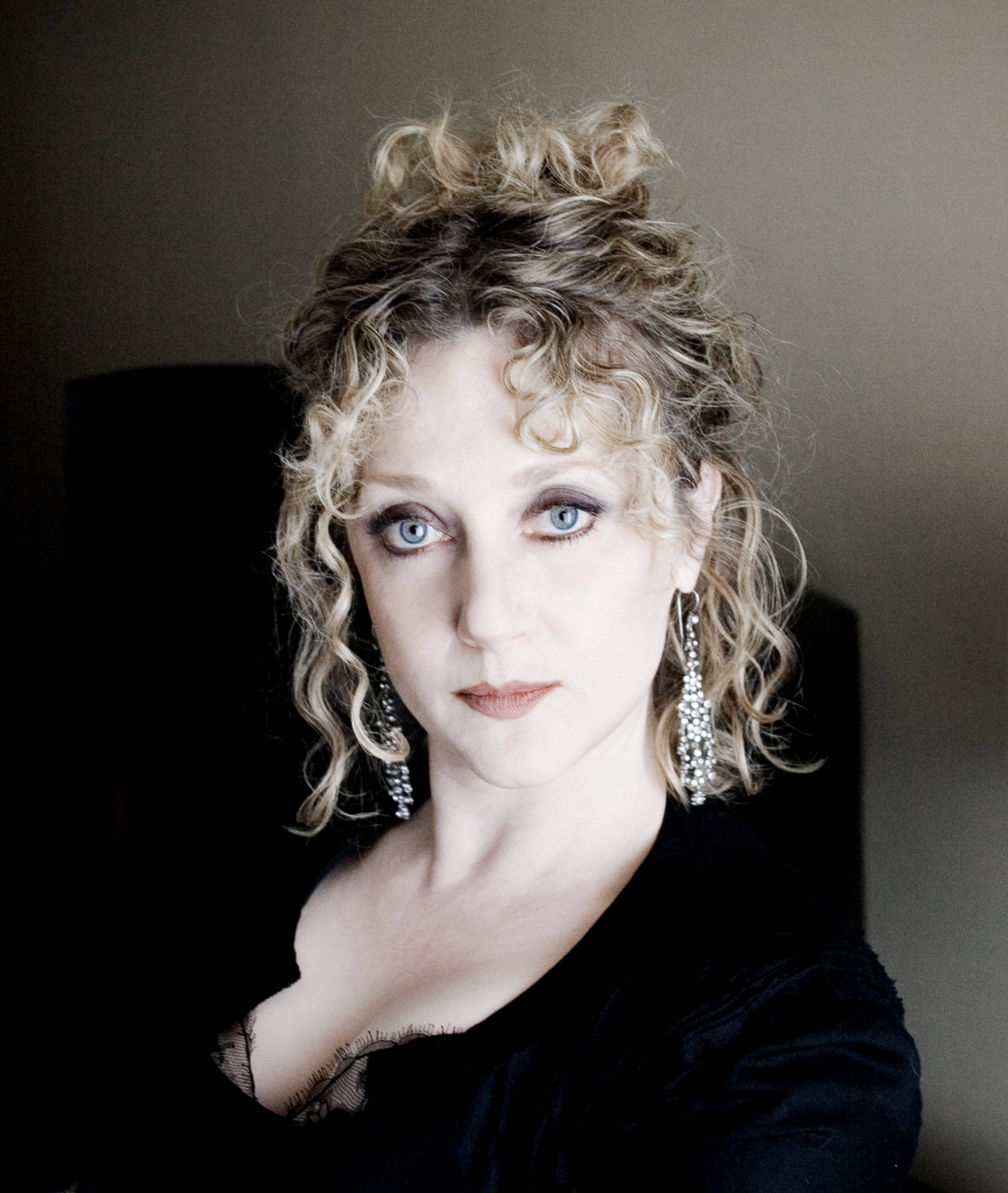 Carol Kane, black velvet top, curly blonde hair, 2K Phone Wallpaper