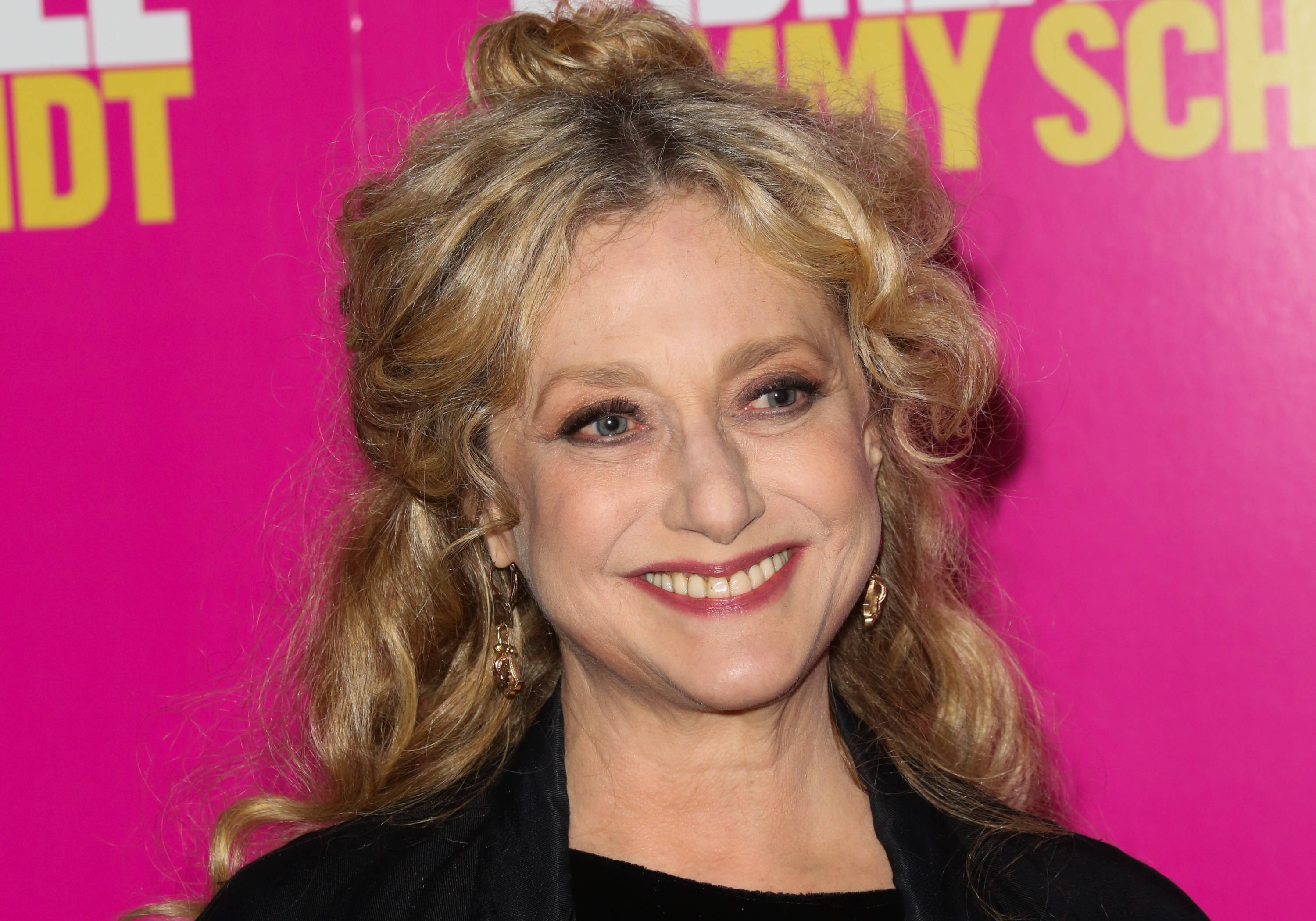 Carol Kane, curly blonde hair, red lipstick, 2K Desktop Wallpaper