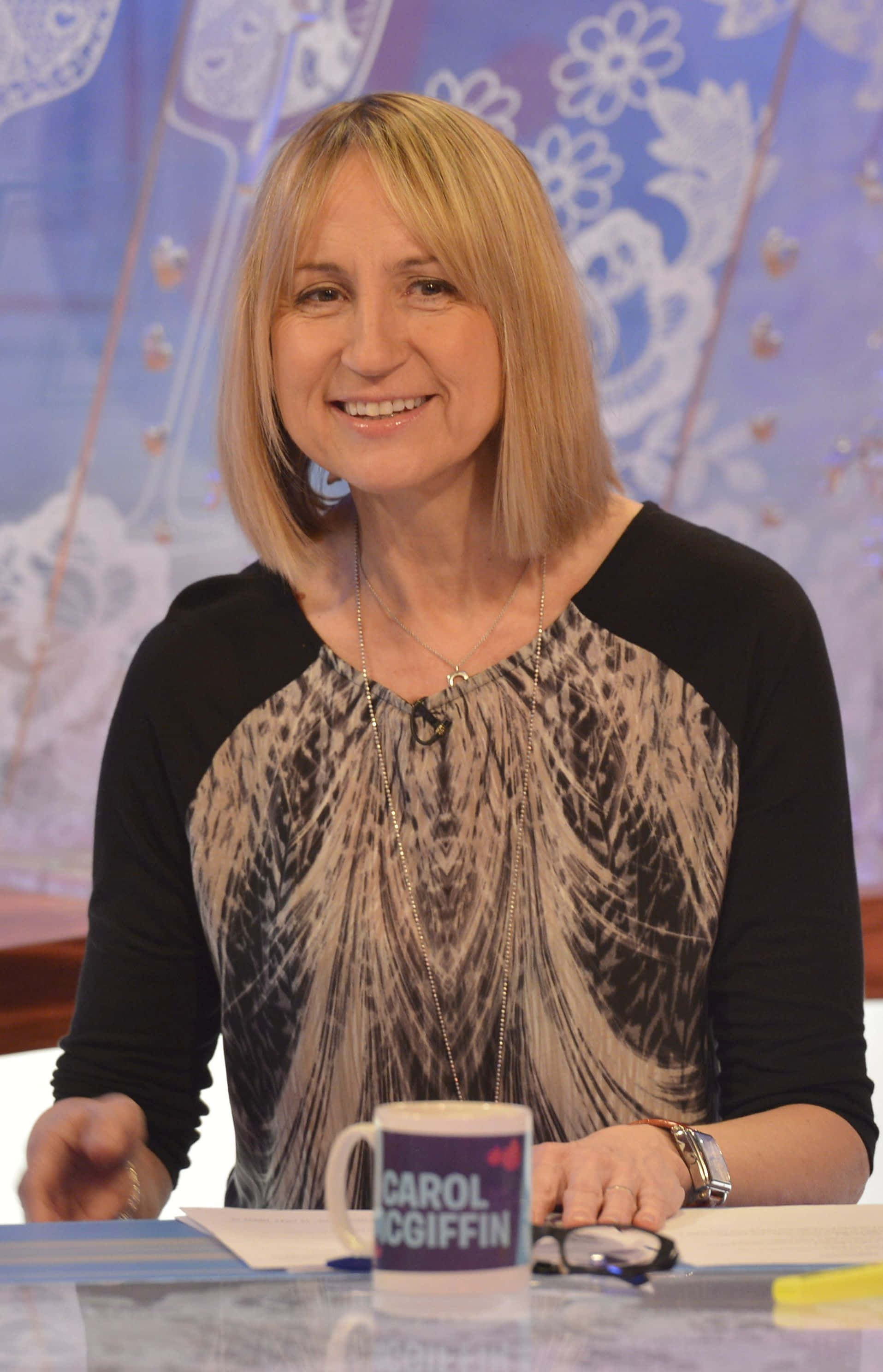 Carol Mcgiffin, blonde hair, desk, 2K Phone Wallpaper