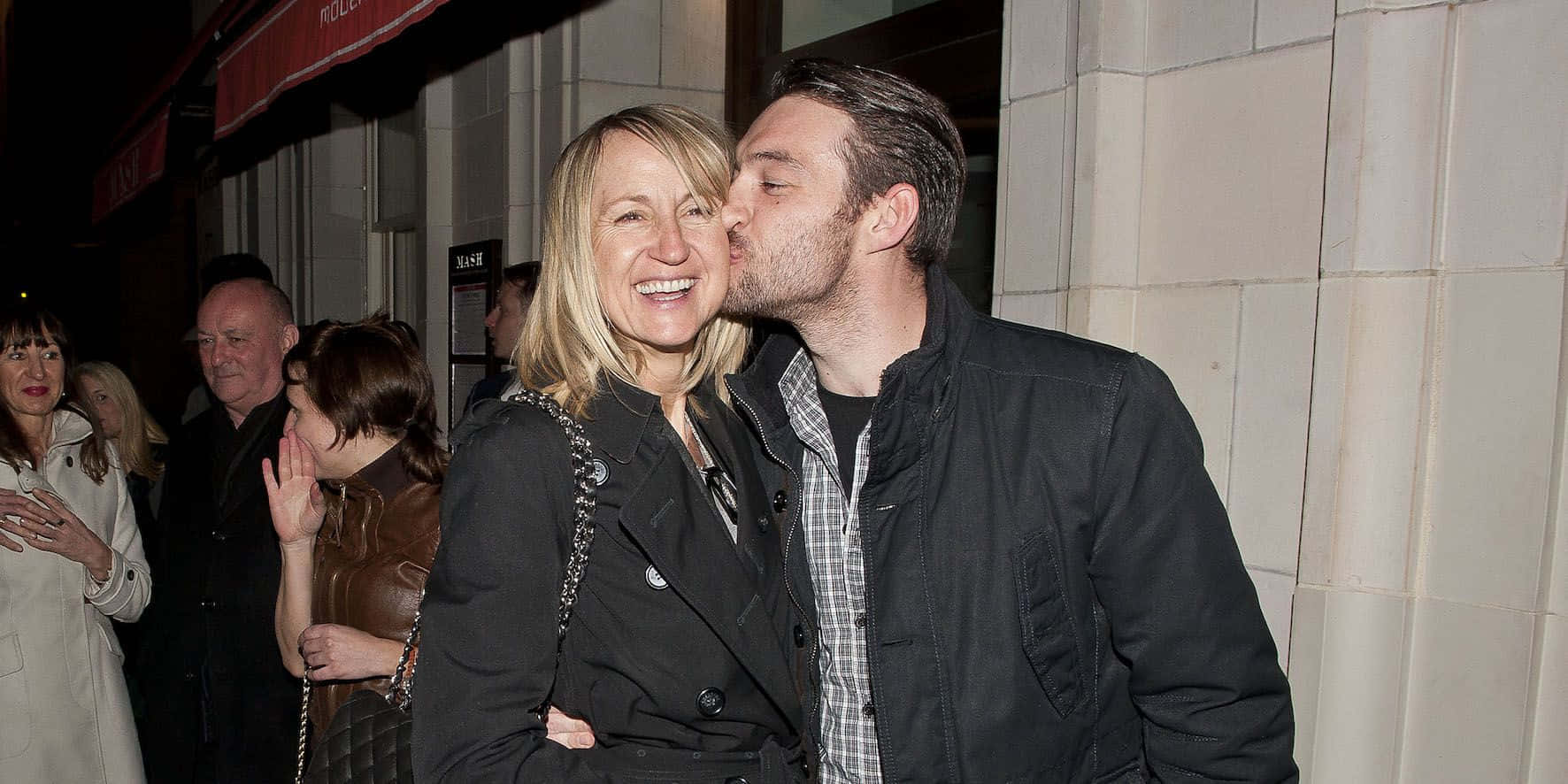 Carol Mcgiffin, cheek kiss, night, HD Desktop Wallpaper
