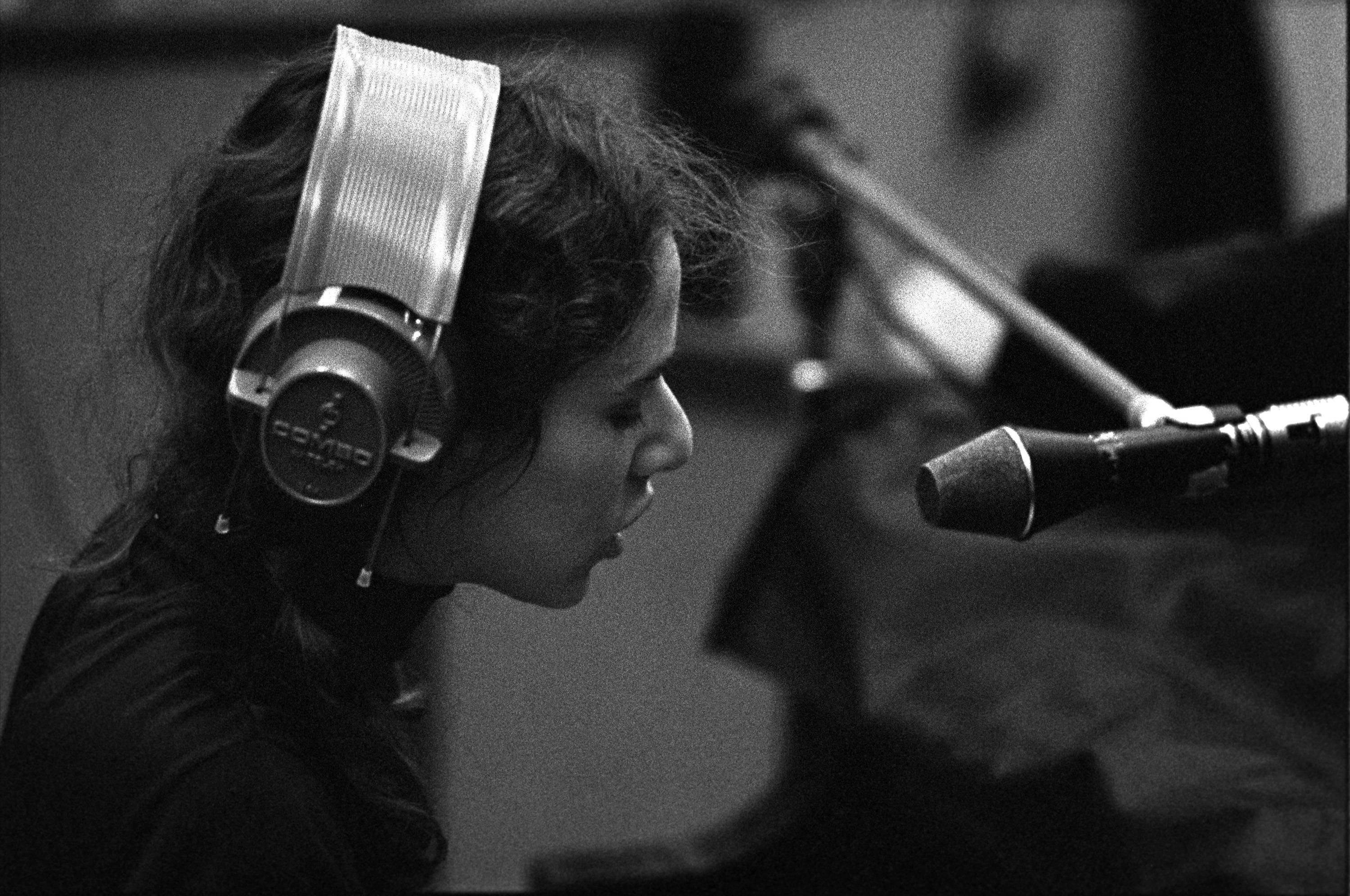 Carole King, vintage headphones, microphone, 2K Desktop Wallpaper