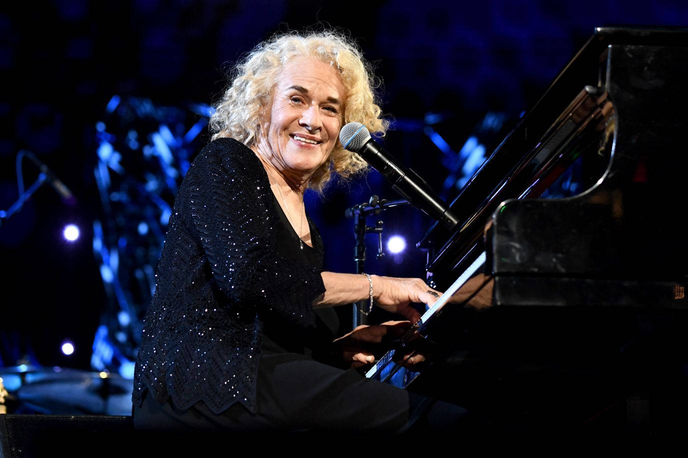Carole King, grand piano, blue stage lights, HD Desktop Wallpaper