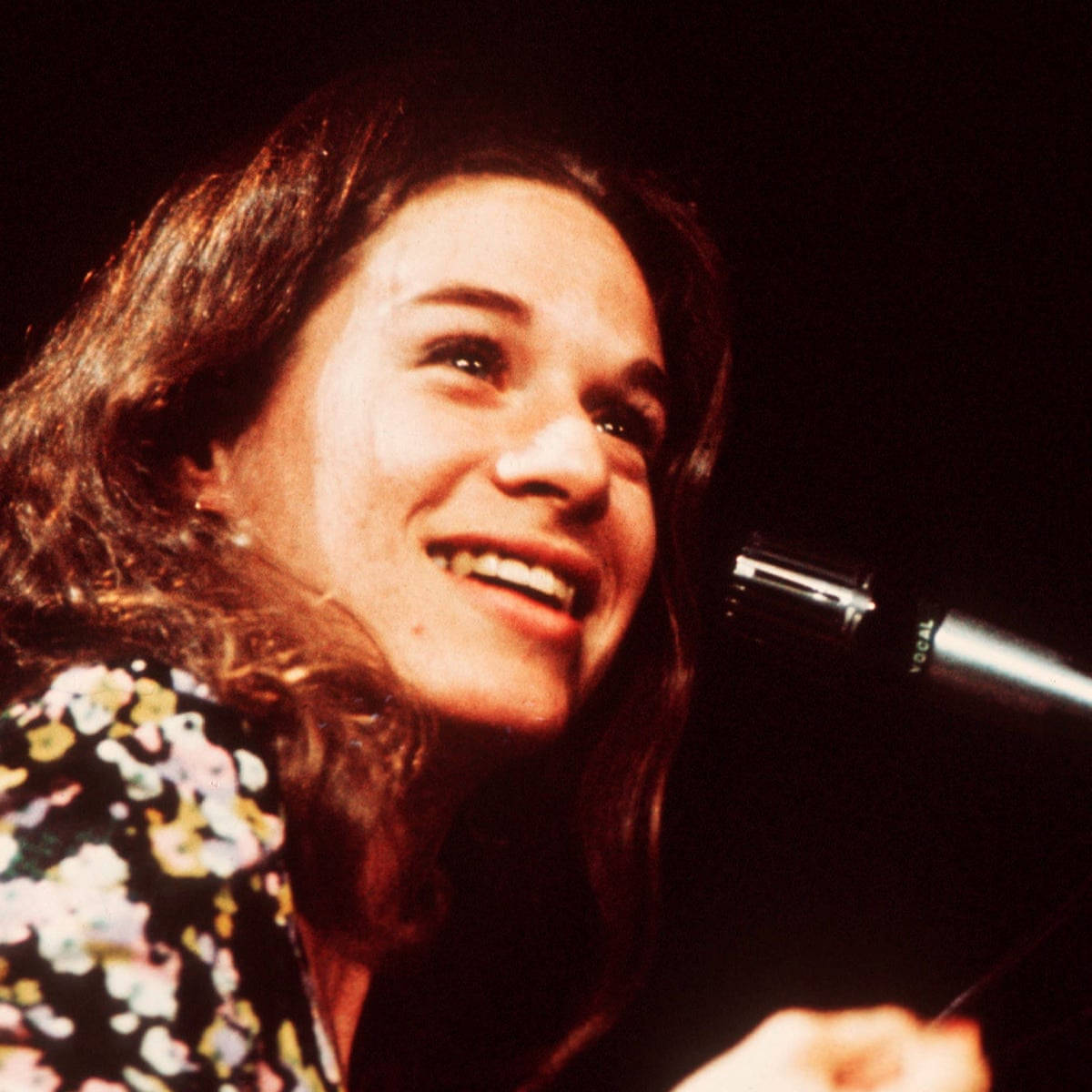 Carole King, vintage microphone, warm stage lights, SD Desktop Wallpaper
