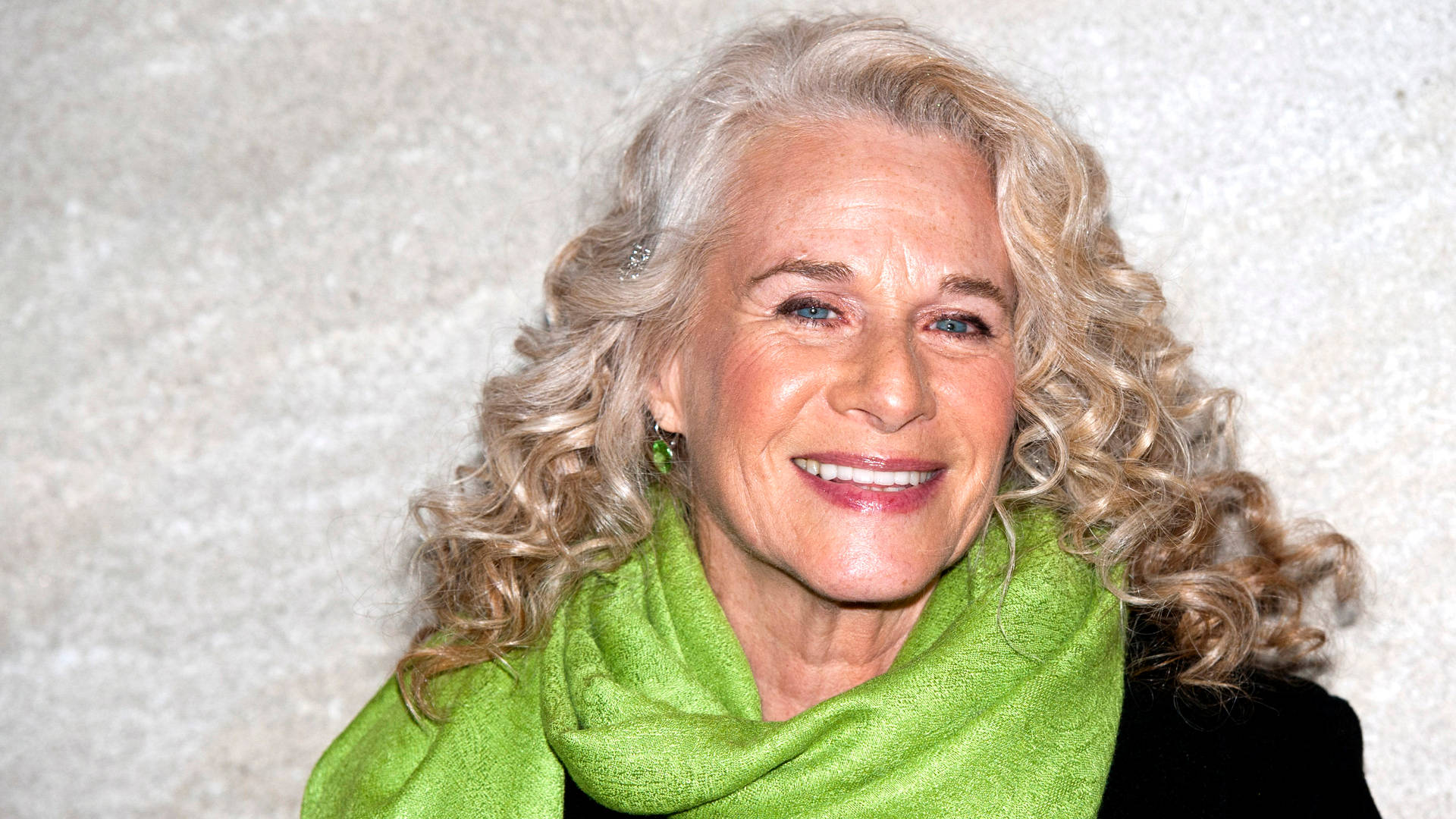 Carole King, curly blonde hair, bright green scarf, Full HD Desktop Wallpaper