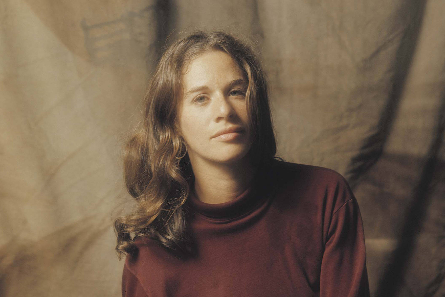 Carole King, wavy brown hair, maroon turtleneck, HD Desktop Wallpaper
