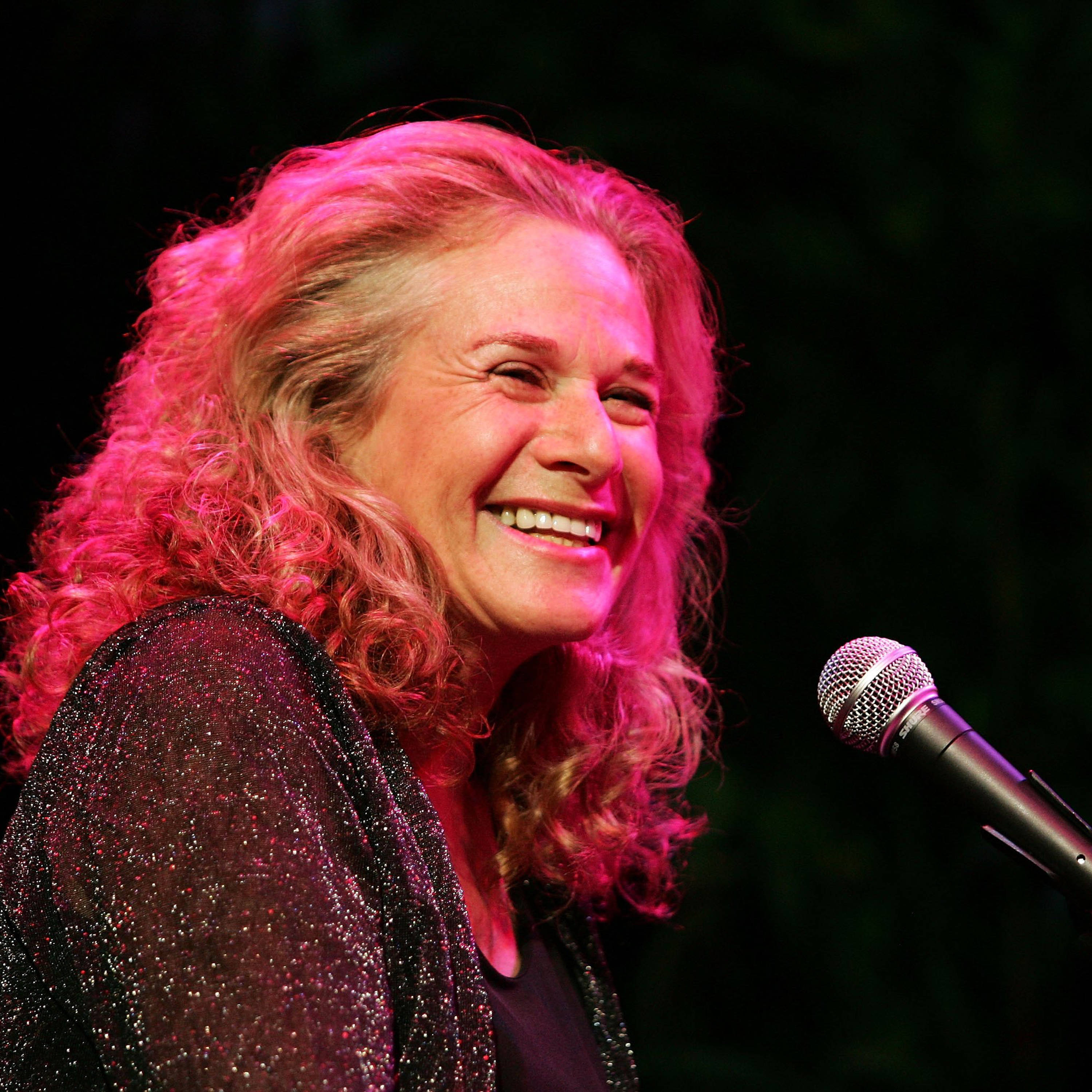 Carole King, curly hair, pink stage lights, 2K Desktop Wallpaper