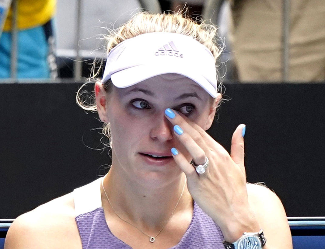 Caroline Wozniacki, blue nails, white adidas visor, SD Desktop Wallpaper