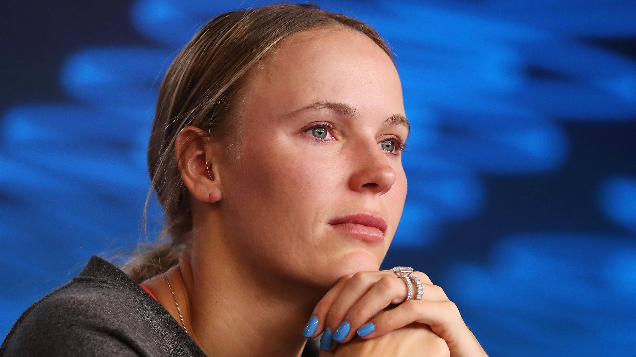 Caroline Wozniacki, blue eyes, blue nail polish, 2K Desktop Wallpaper
