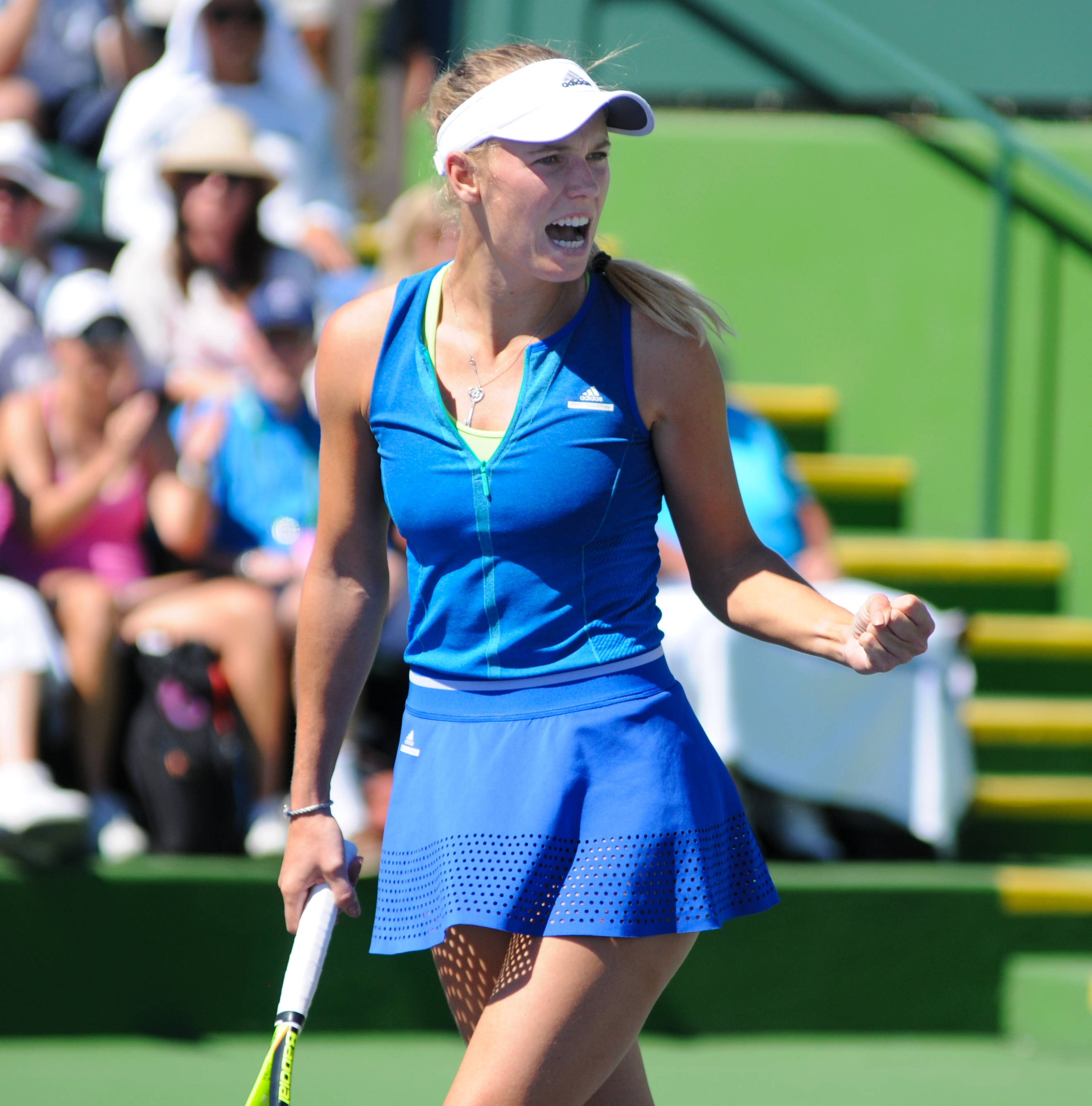 Caroline Wozniacki, blue tennis outfit, green court, 2K Phone Wallpaper