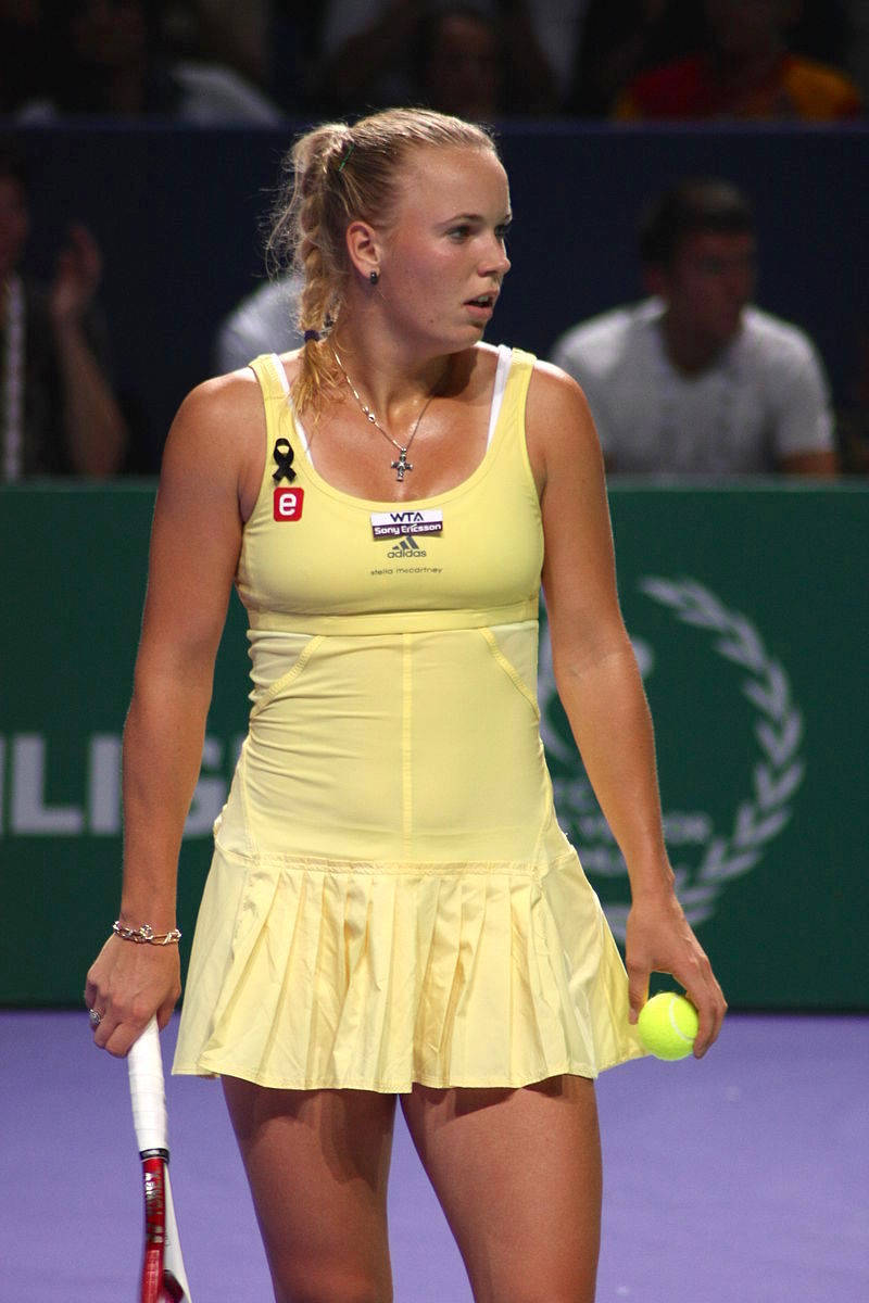 Caroline Wozniacki, yellow tennis outfit, purple court, SD Phone Wallpaper