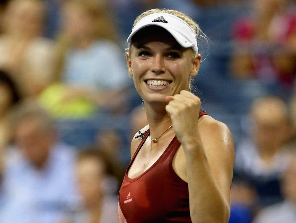 Caroline Wozniacki, red top, white visor, SD Desktop Wallpaper