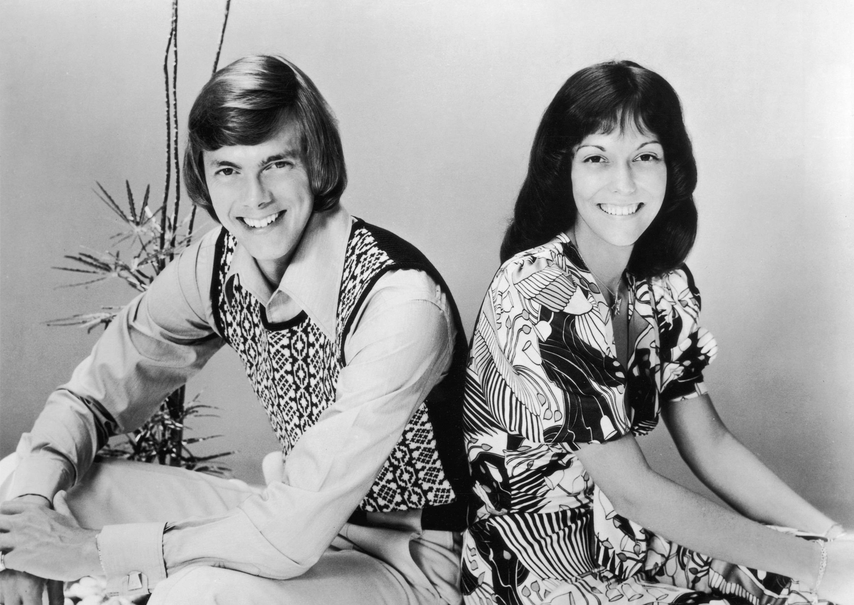 1970s couple, patterned clothing, plain backdrop, 2K Desktop Wallpaper