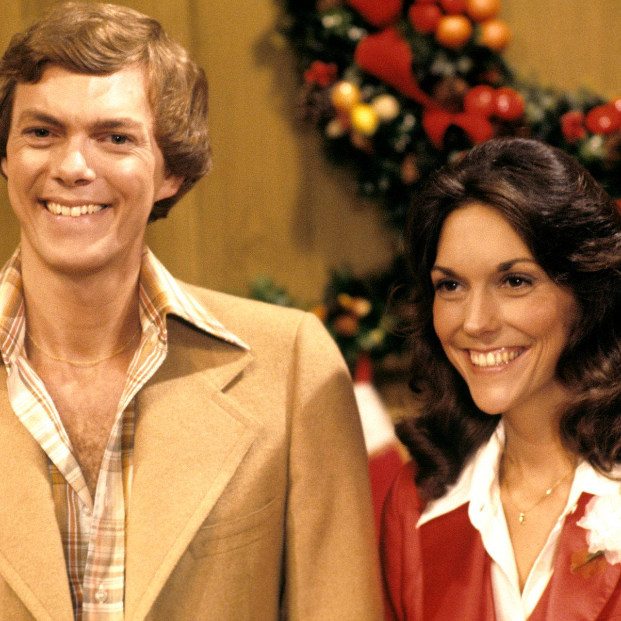 The Carpenters, 1970s attire, festive Christmas wreath, HD Desktop Wallpaper