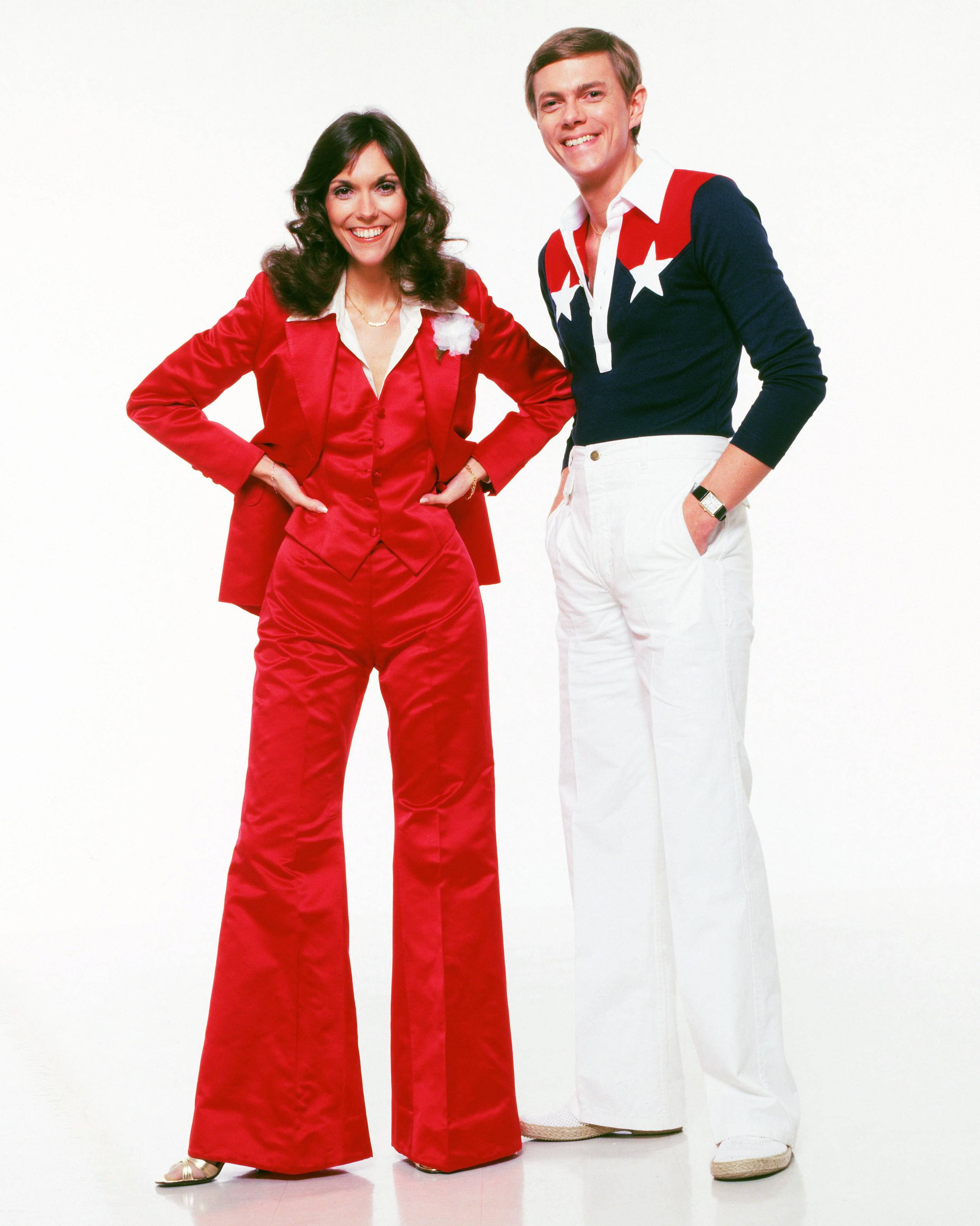 Carpenters, 1970s, red and white retro outfits, 2K Phone Wallpaper