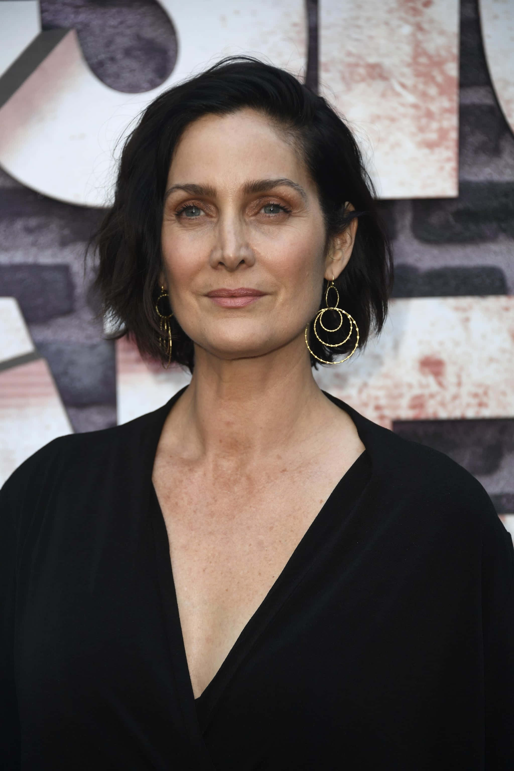 Carrie Anne Moss, black velvet top, gold hoop earrings, 2K Phone Wallpaper