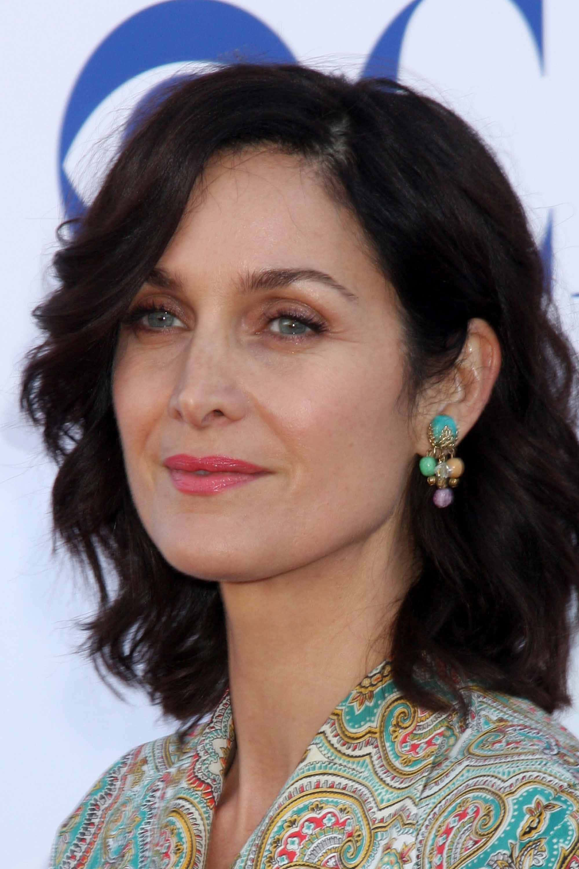 Carrie Anne Moss, patterned blouse, colorful earrings, 2K Phone Wallpaper