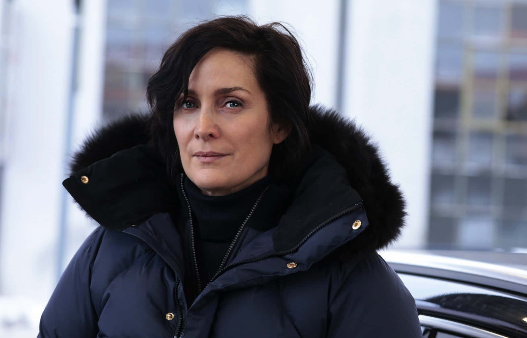 Carrie Anne Moss, dark puffer jacket, fur-lined hood, HD Desktop Wallpaper