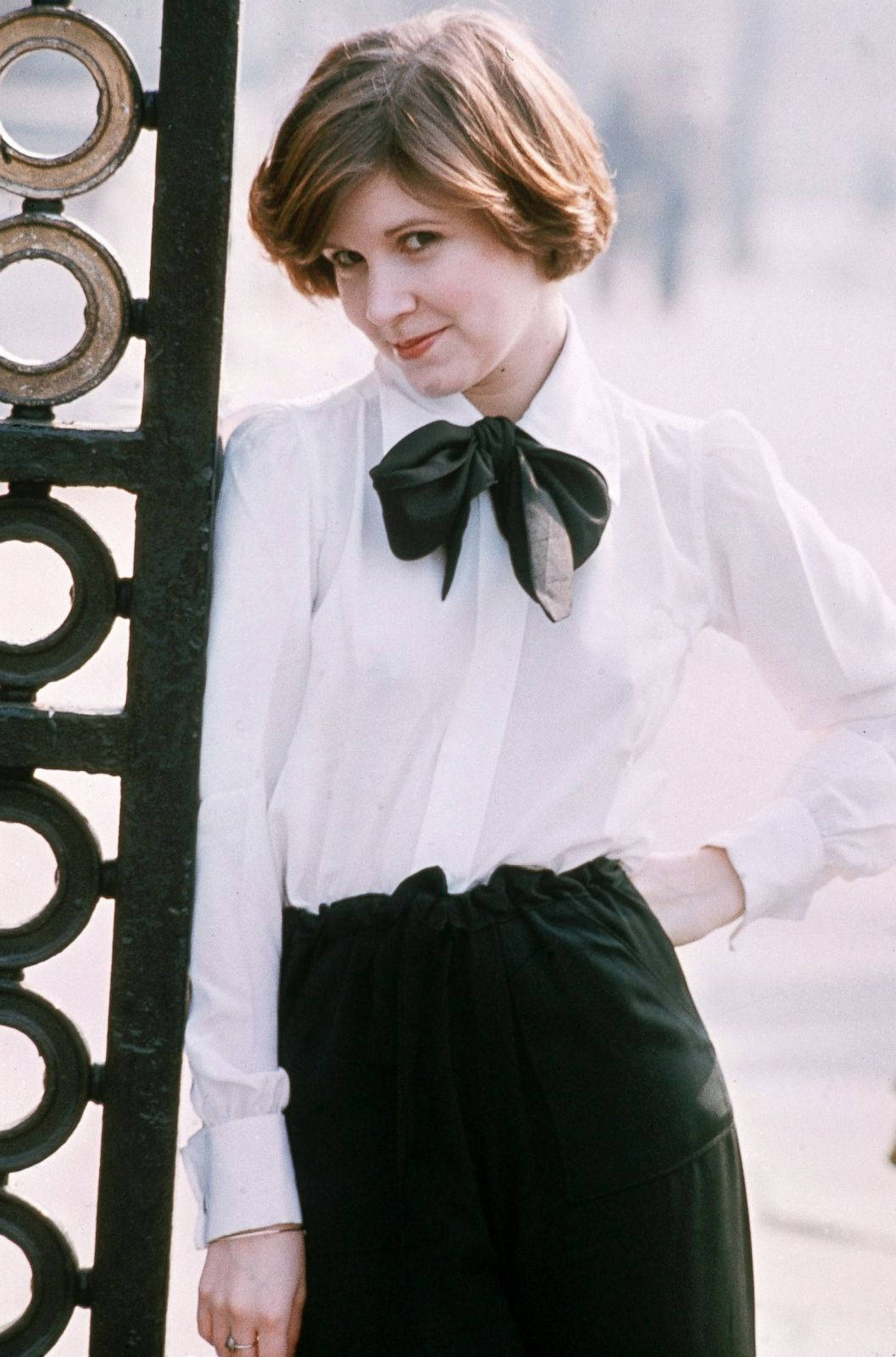 Carrie Fisher, young celebrity photoshoot, short brown hair, HD Phone Wallpaper