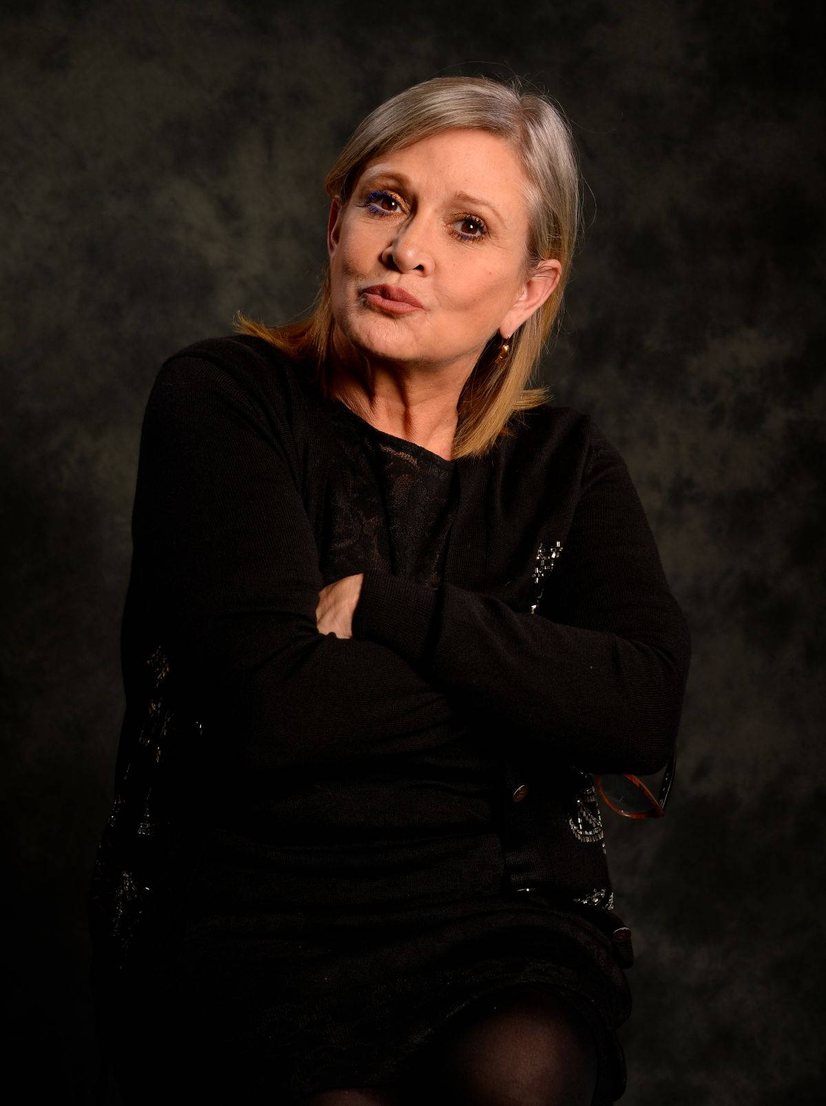 Carrie Fisher, gray hair, arms crossed, HD Phone Wallpaper