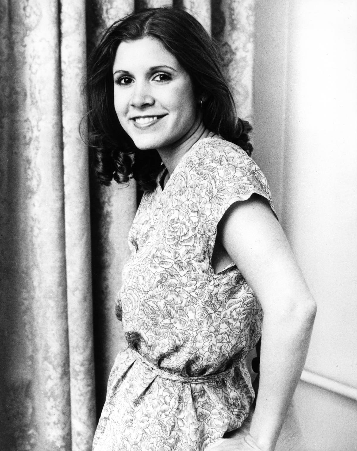 Carrie Fisher, floral dress, patterned curtains, HD Phone Wallpaper
