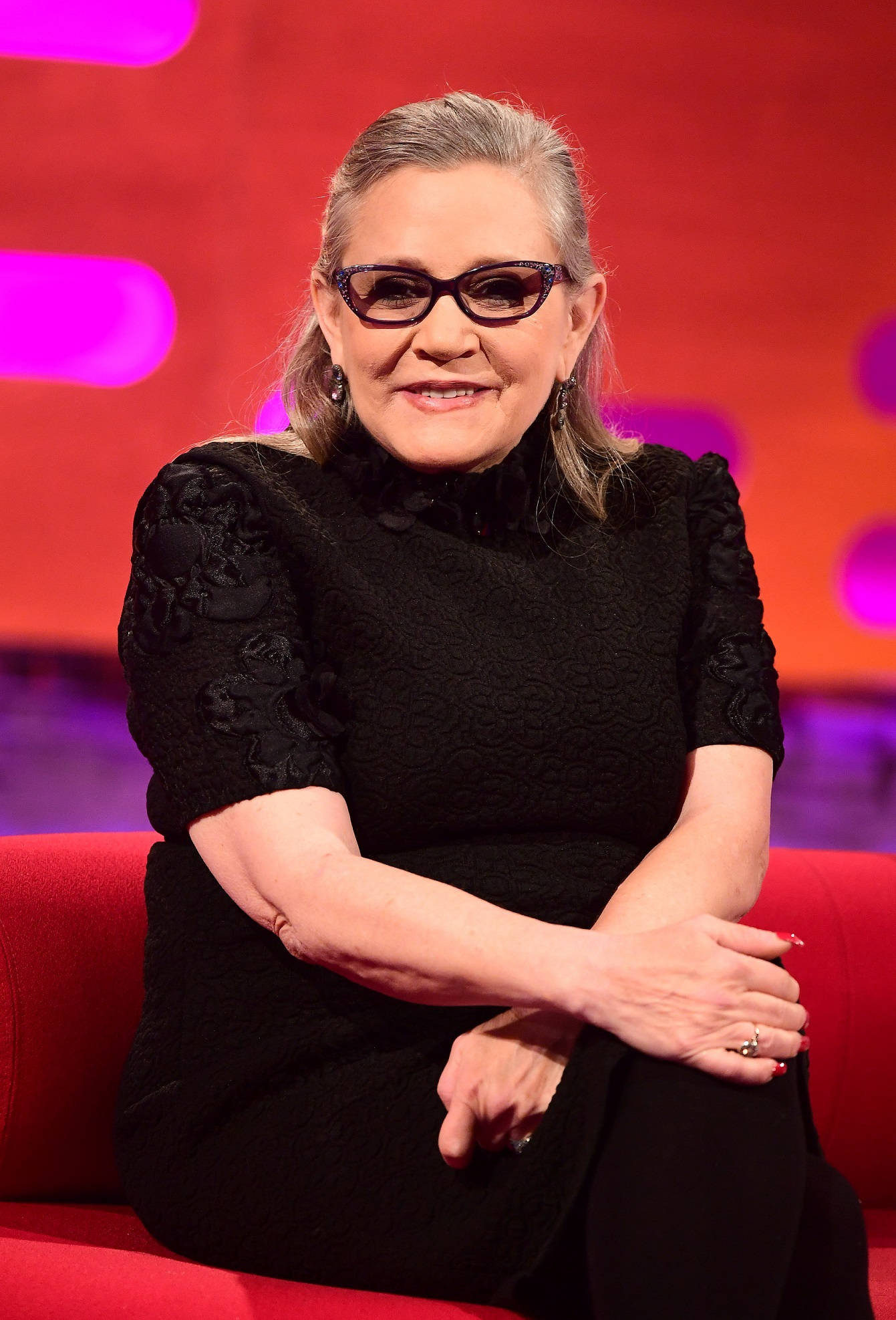 Carrie Fisher, talk show, red couch, Full HD Phone Wallpaper