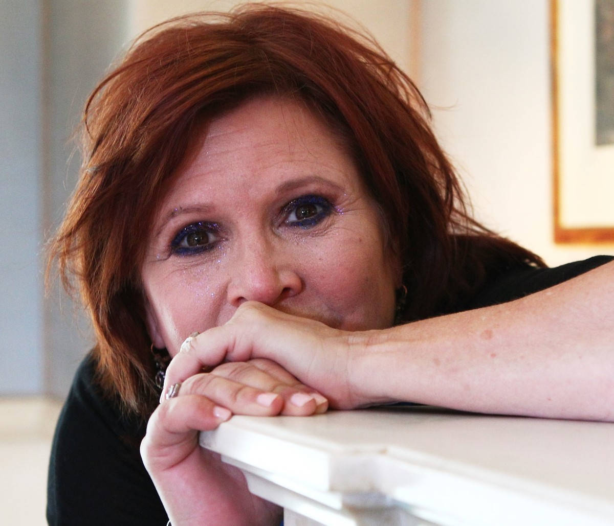 Carrie Fisher, red hair, dark eye makeup, SD Desktop Wallpaper