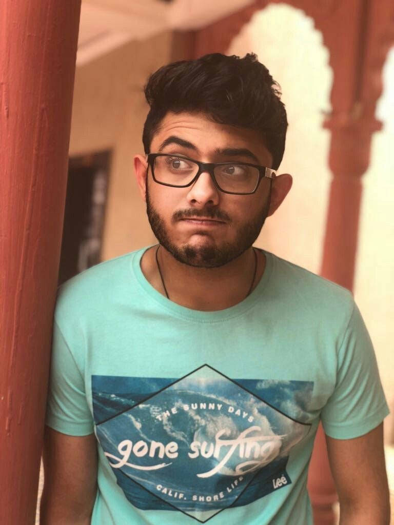 Carryminati, red pillar, turquoise t-shirt, SD Phone Wallpaper