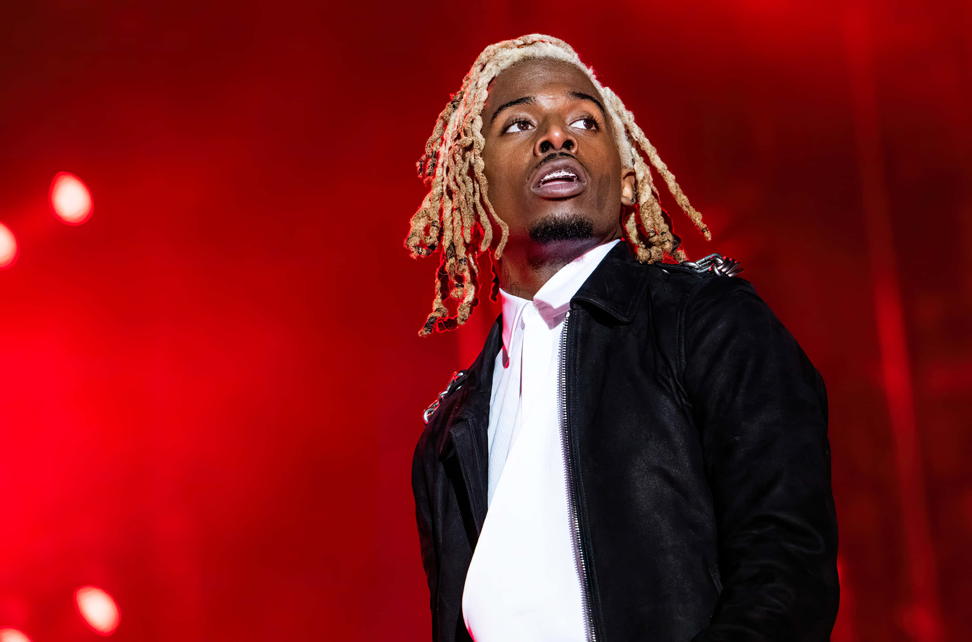 Carti, blonde dreadlocks, red stage lights, 2K Desktop Wallpaper