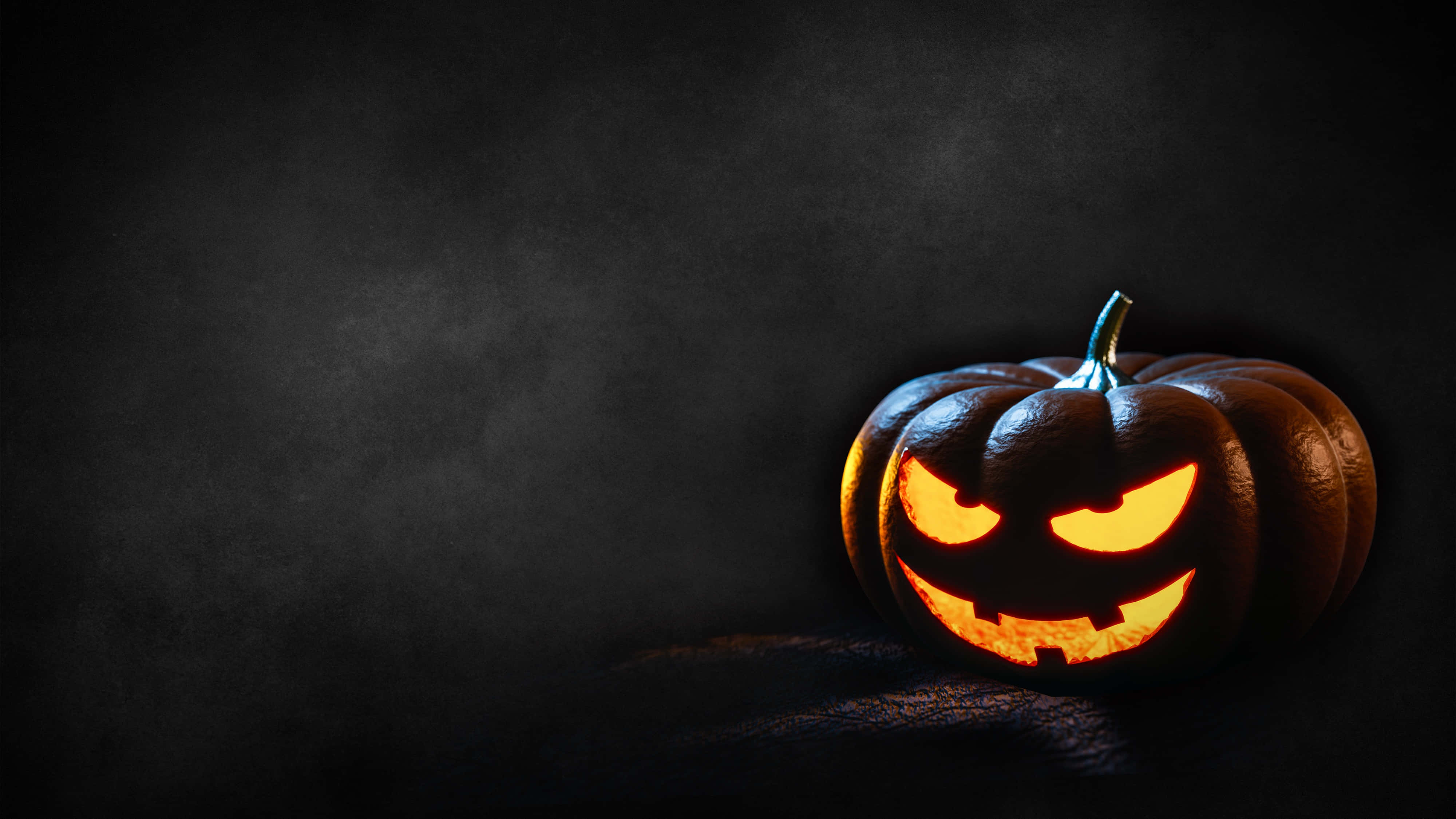 Carved Pumpkin, jack-o'-lantern, menacing grin, 4K Desktop Wallpaper